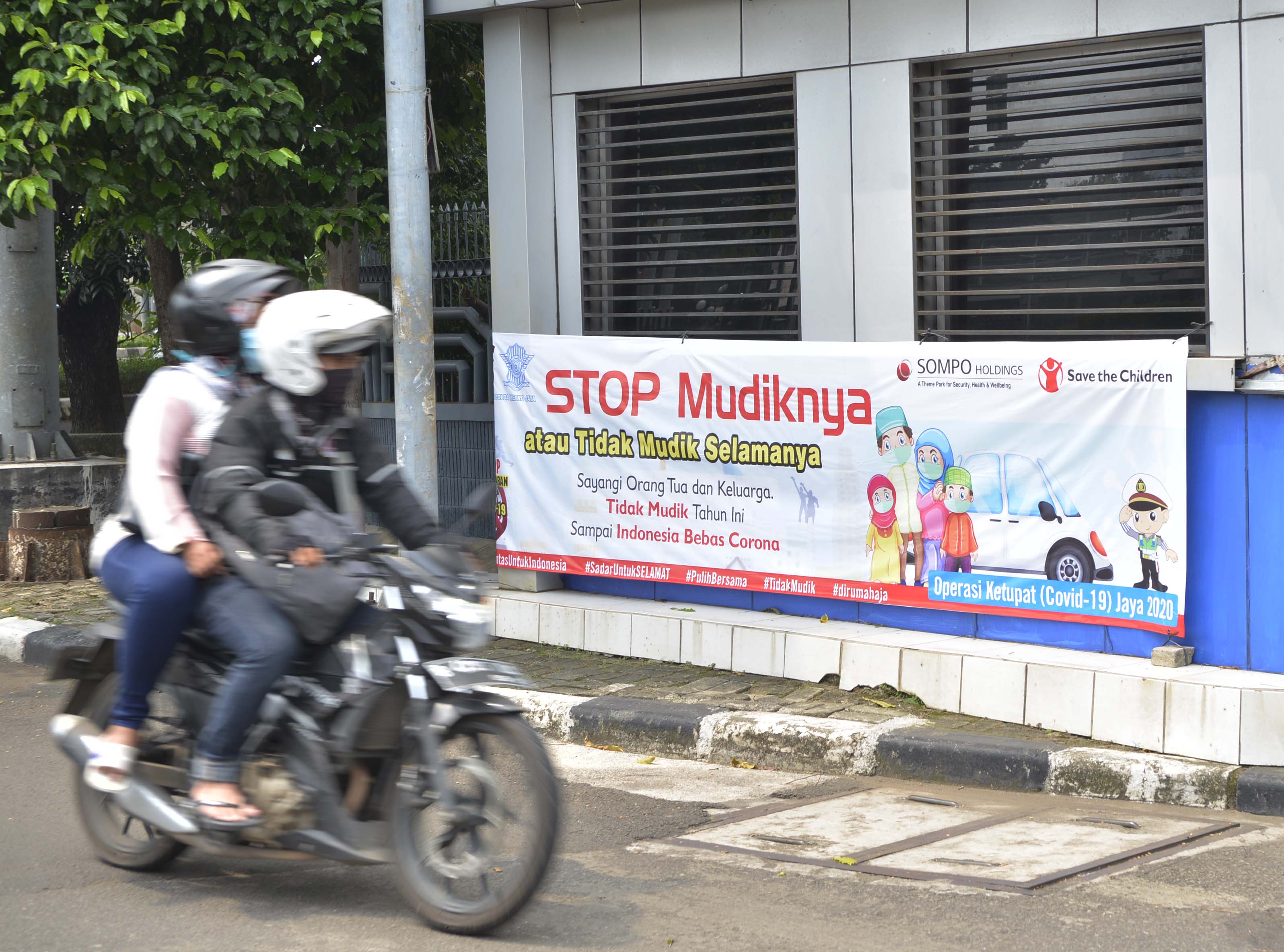 CEGAH COVID-19: Pengendara sepeda motor melintasi imbauan untuk tidak mudik saat pandemi virus covid-19 di Jl. Sultan Hasanudin, Jakarta