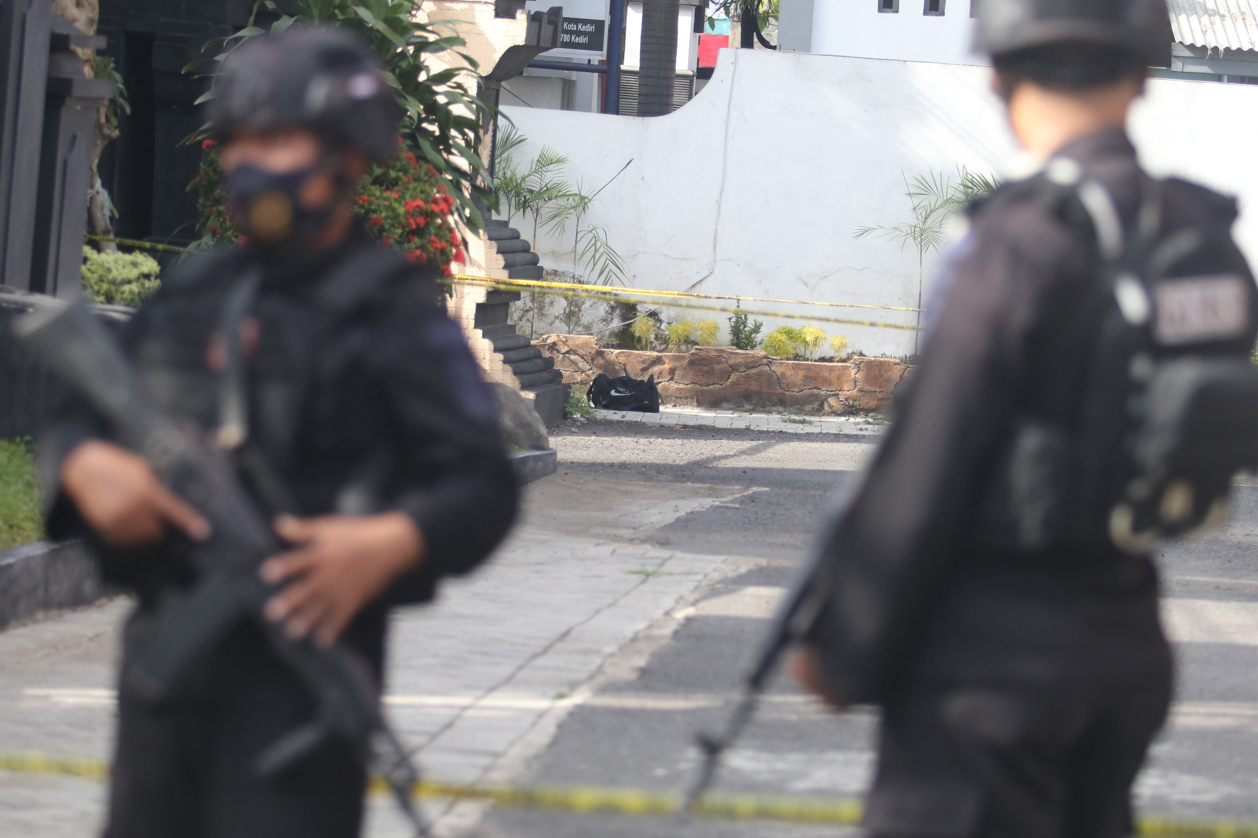 Ilustrasi petugas saat mengamankan lokasi ditemukannya tas diduga berisi bom.