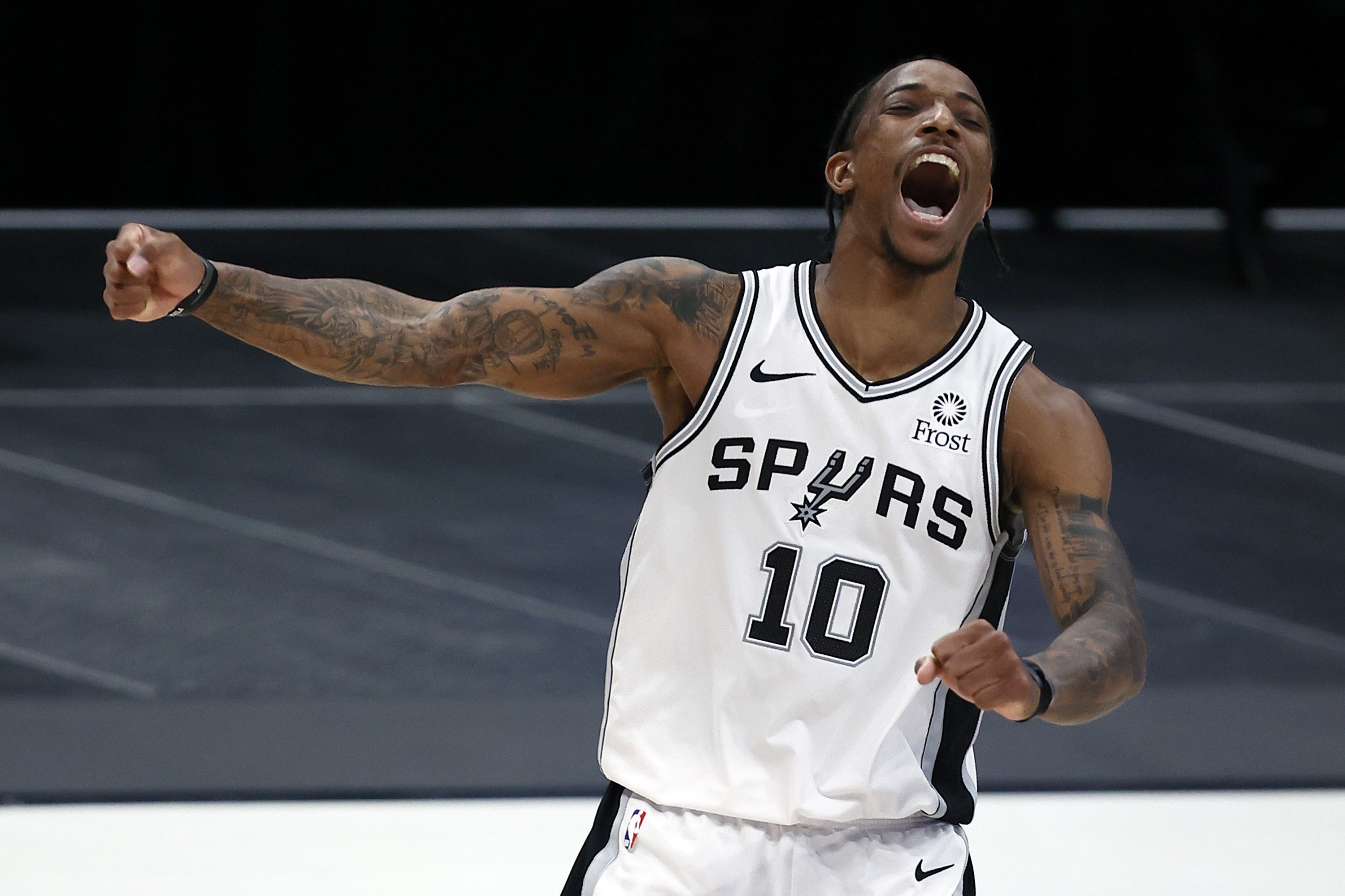 Gaya DeMar DeRozan dari San Antonio Spurs saat timnya memenangi pertandingan di laga lanjutan Liga NBA. 