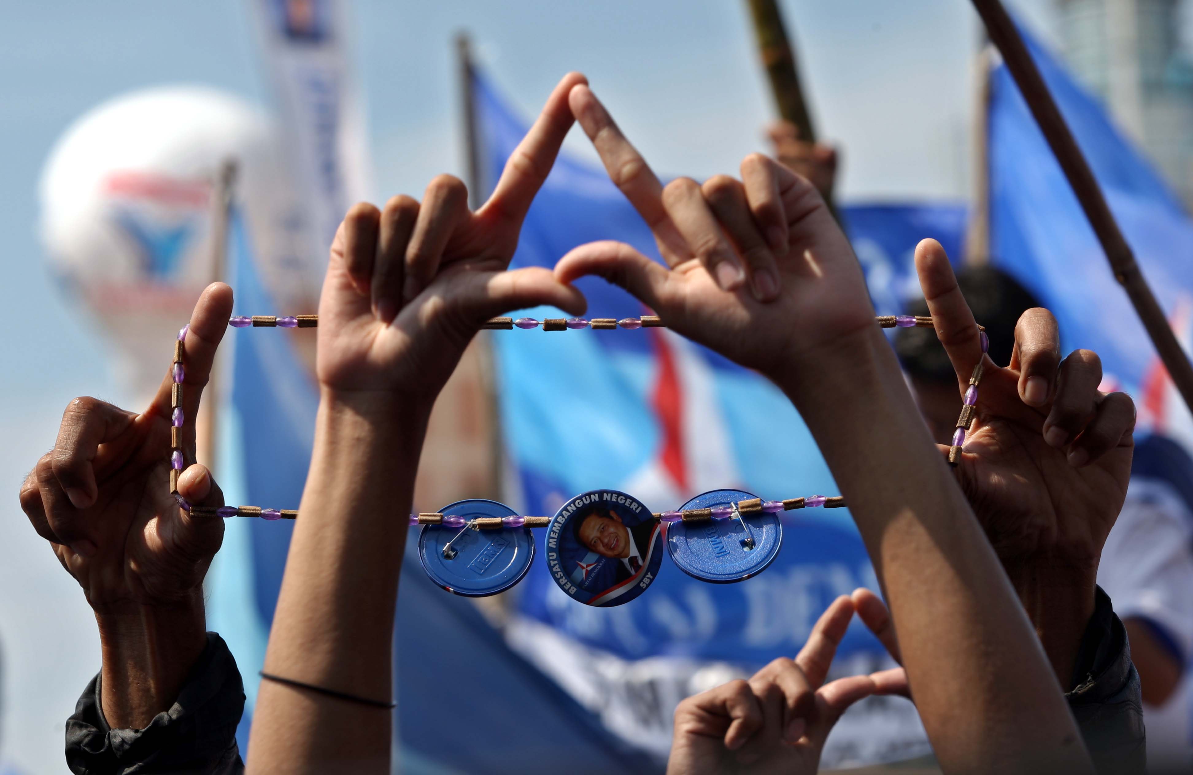 Simpatisan membentuk logo partai demokrat