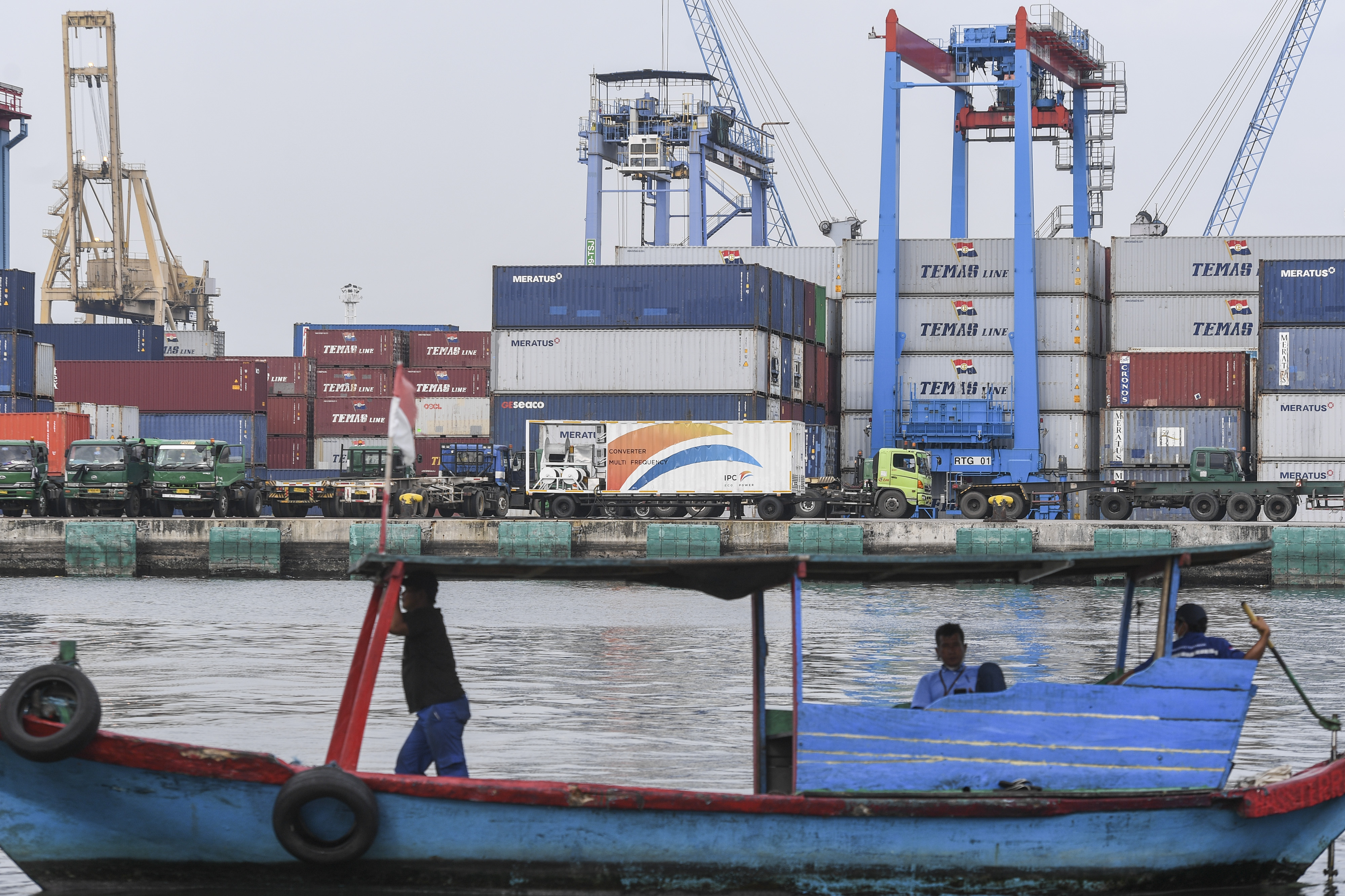 Suasana aktivitas bongkar muat peti kemas di Pelabuhan Tanjung Priok, Jakarta.