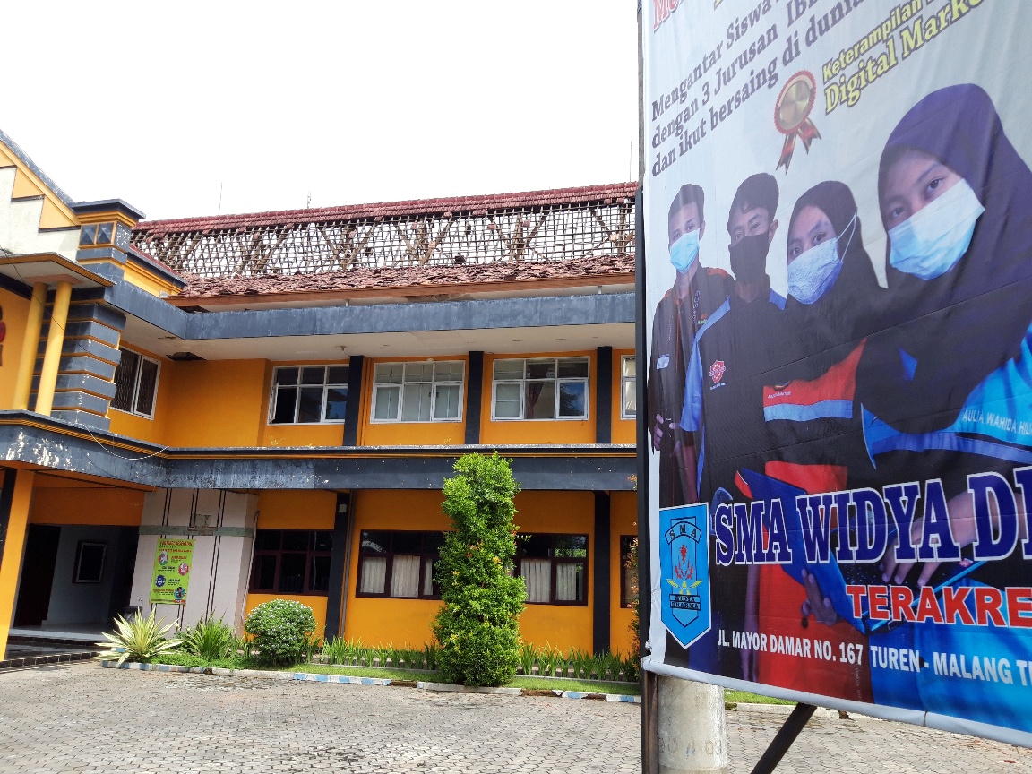  Petugas membersihkan reruntuhan atap bangunan di SMA Widya Dharma, Kecamatan Turen, Kabupaten Malang, Minggu (11/4).