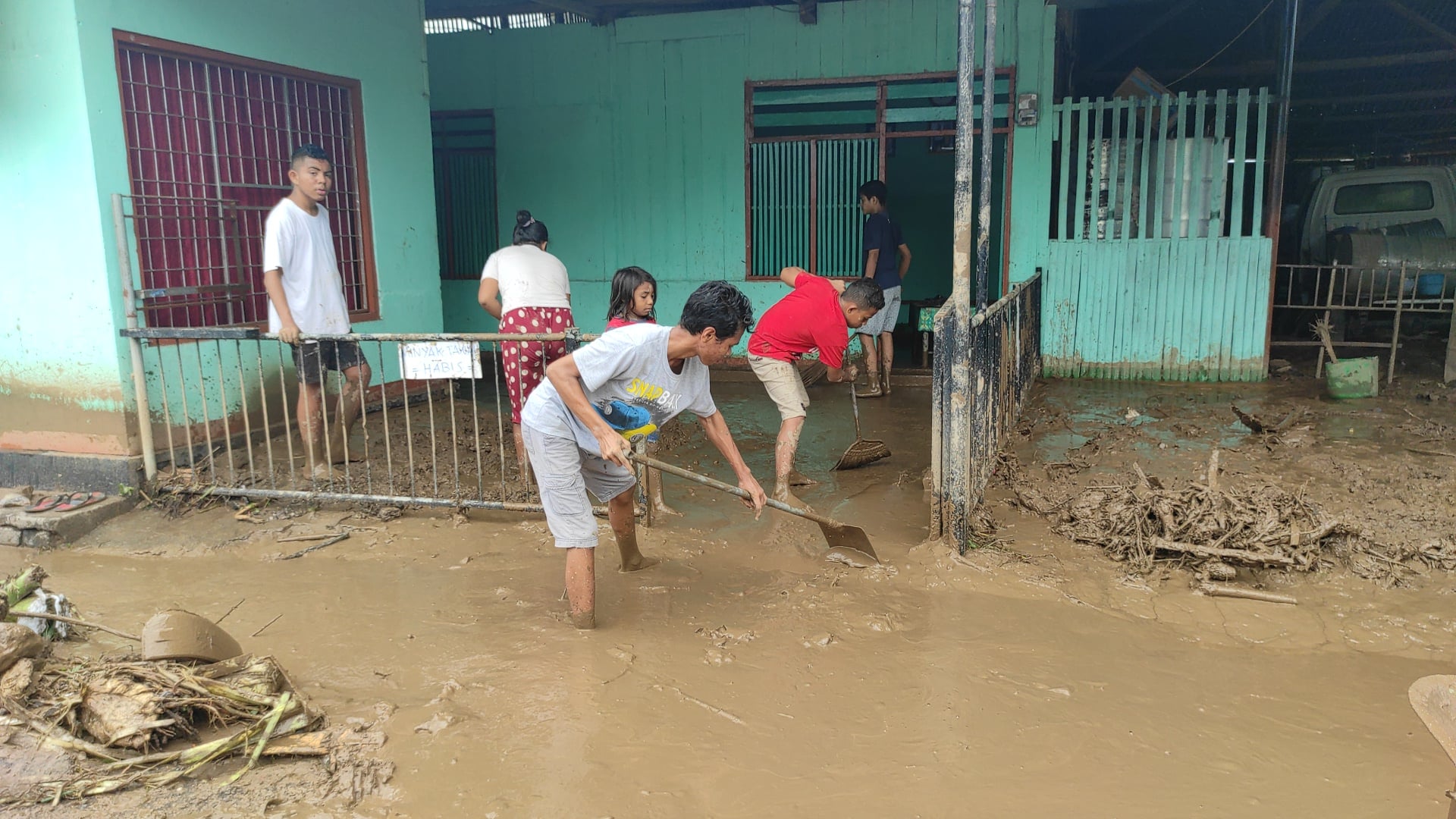 Warga terdampak banjir di Adonara, Flores Timur membersihkan rumah mereka dari sisa lumpur banjir bandang, Selasa (6/4/2021).