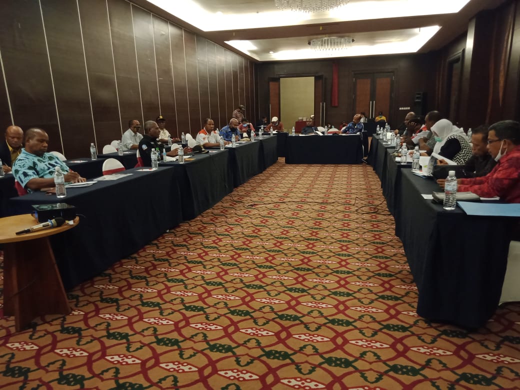 Suasana rapat kerja antara Pansus PON XX dan Peparnas XVI Tahun 2021 DPR Papua dengan Sub PB PON XX Klaster Kabupaten Jayapura.