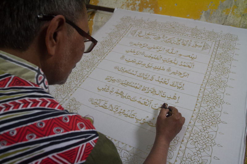Seorang pekerja membatik ayat suci Alquran di Mahkota Batik Laweyan Surakarta, Selasa (20/4). 