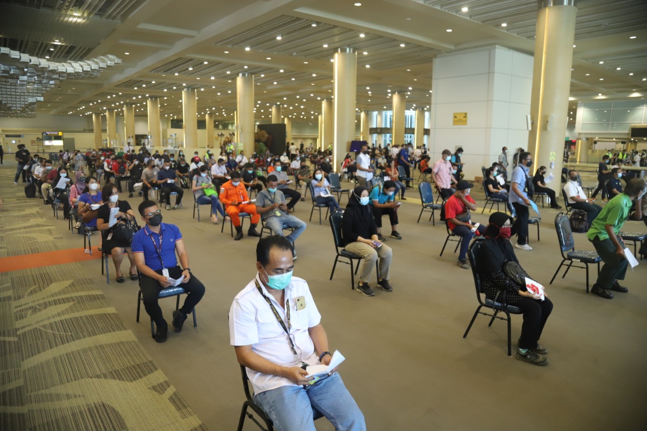 Ribuan petugas di Bandara Ngurah Rai Bali menjalani vaksinasi Covid-19 tahap kedua, Senin (19/4).