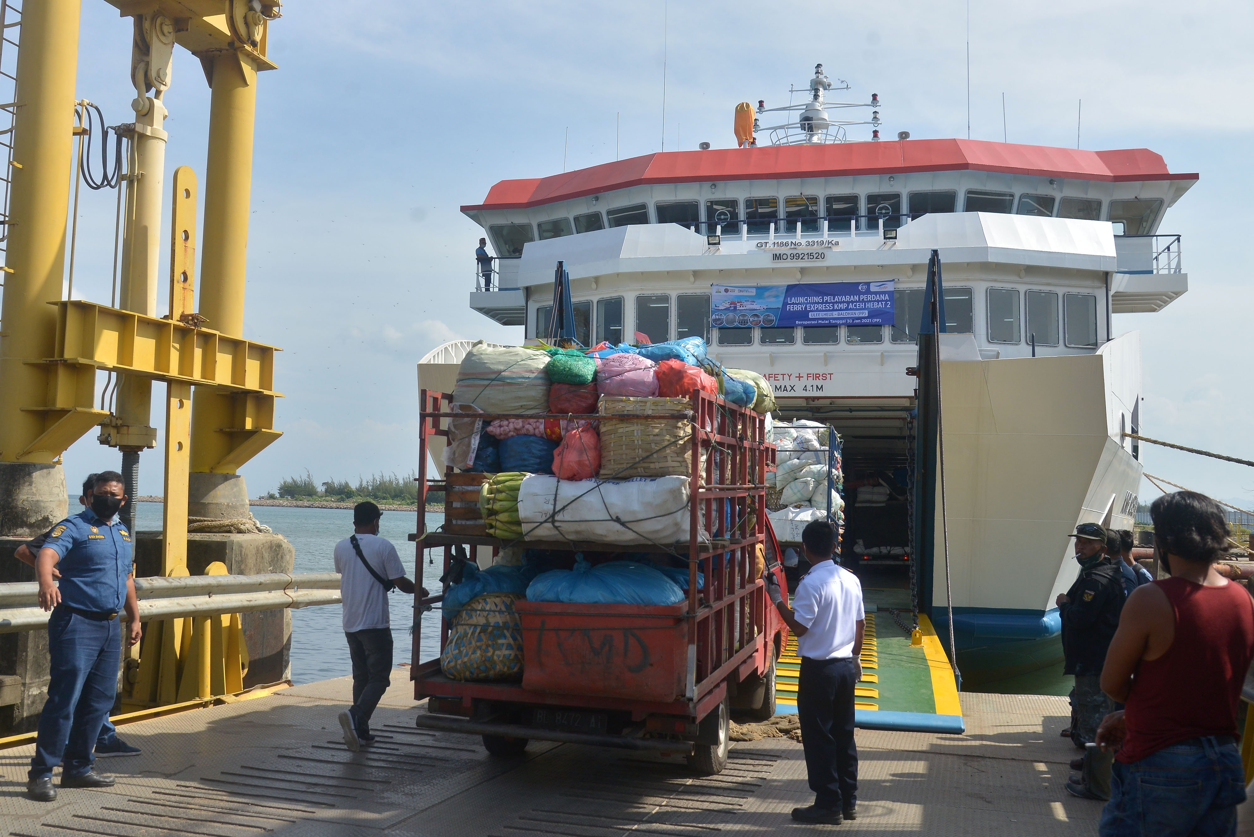 Petugas mengatur truk bermuatan sembako menaiki KMP Aceh Hebat-2 di Pelabuhan Ulee Lheue, Banda Aceh, Aceh.