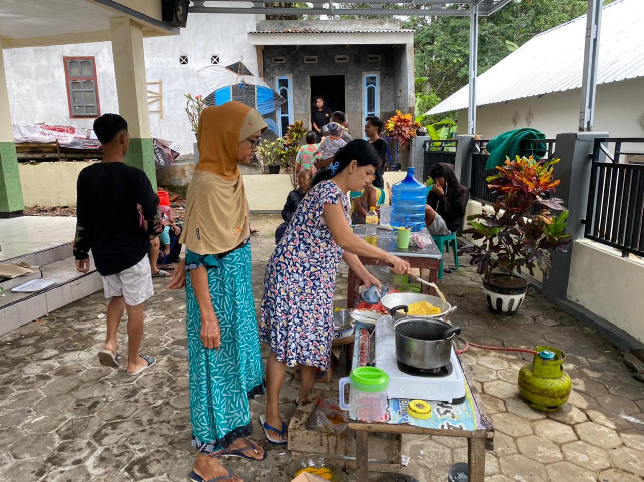 Pengungsi mendirikan tenda dan dapur umum pascagempa susulan di Kabupaten Malang