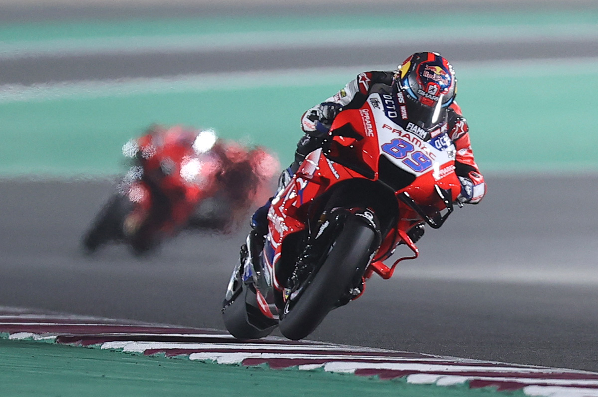 Pembalap Pramac Ducati Jorge Martin menjadi yang tercepat dalam kualifikasi MotoGP Doha di Sirkuit Losail, Qatar, Minggu (4/4).    