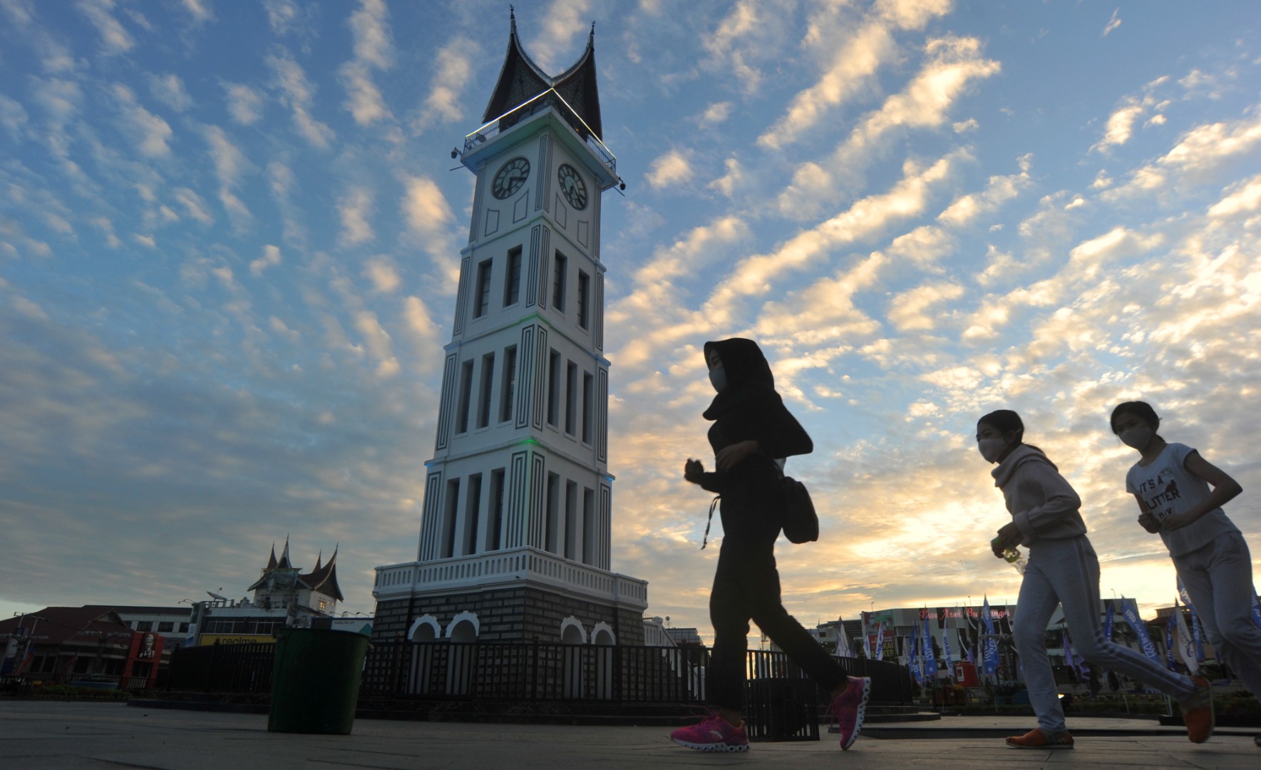 Warga menggunakan masker berolahraga di taman Jam Gadang, Bukittinggi, Sumatera Barat, Kamis (25/6/2020)