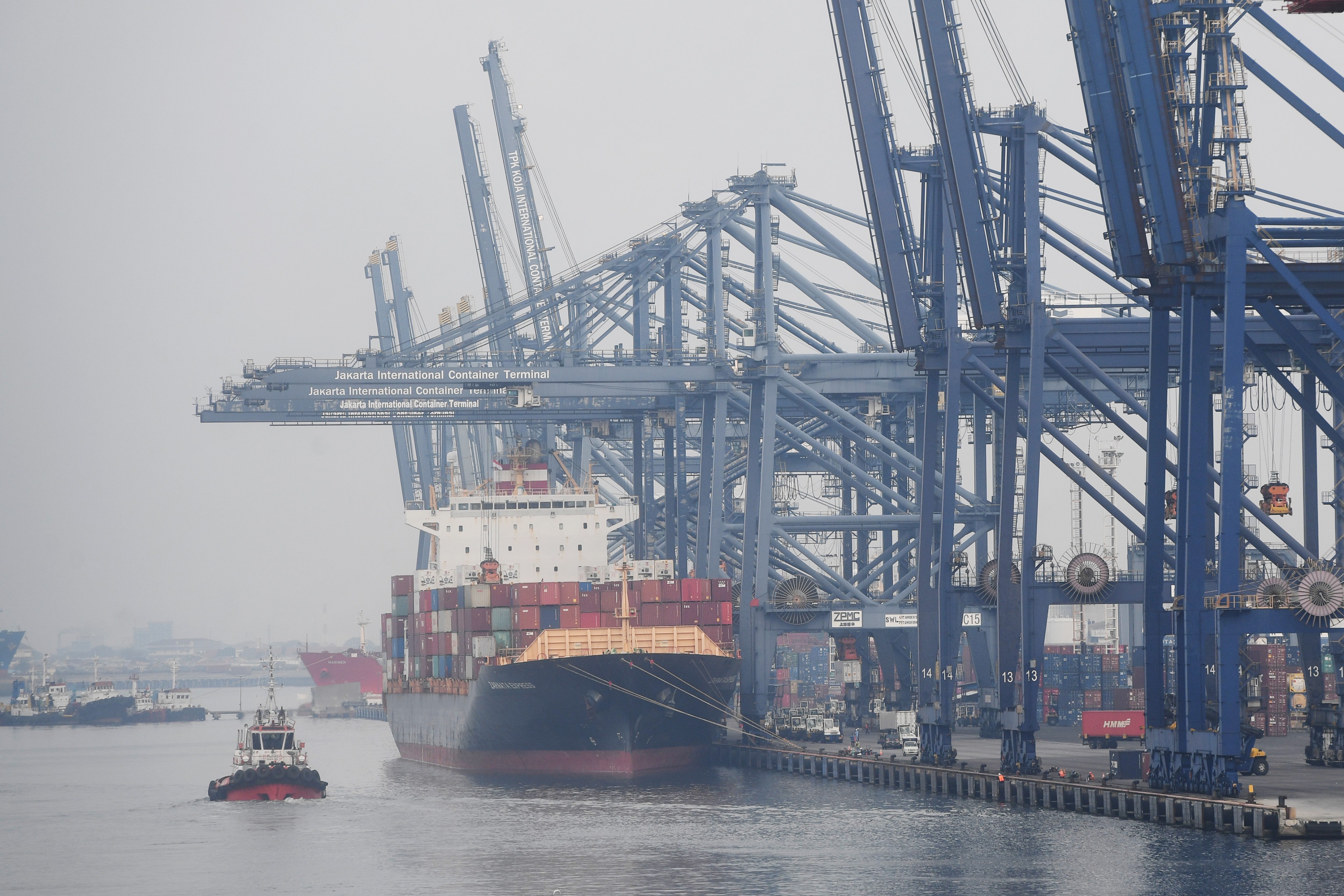 Suasana aktivitas bongkar muat di Pelabuhan Tanjung Priok, Jakarta, beberapa waktu lalu.