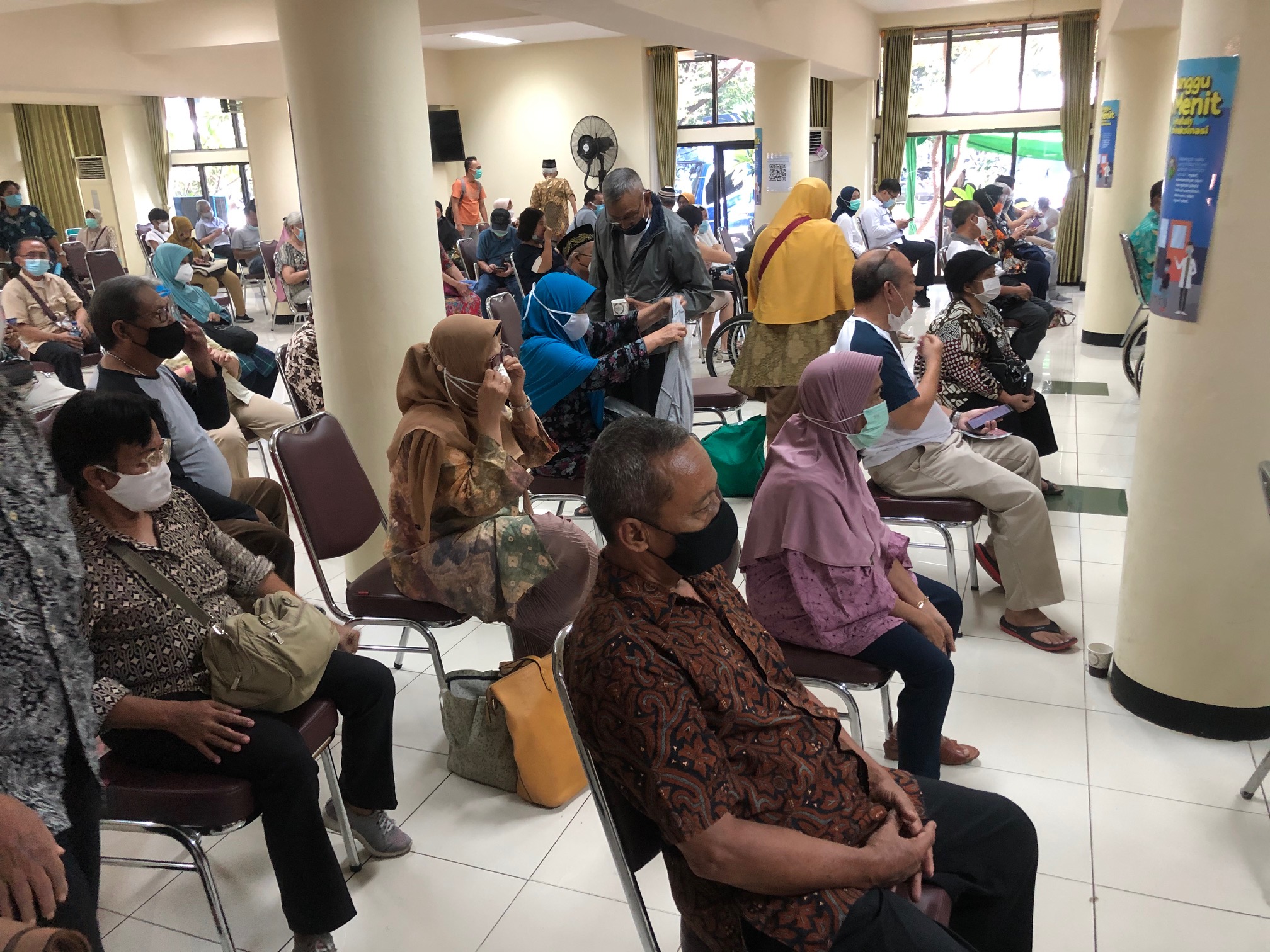  Para lansia menunggu di ruang observasi setelah mengikuti Vaksin Covid-19 di Jakarta, Kamis (18/3/2021). 