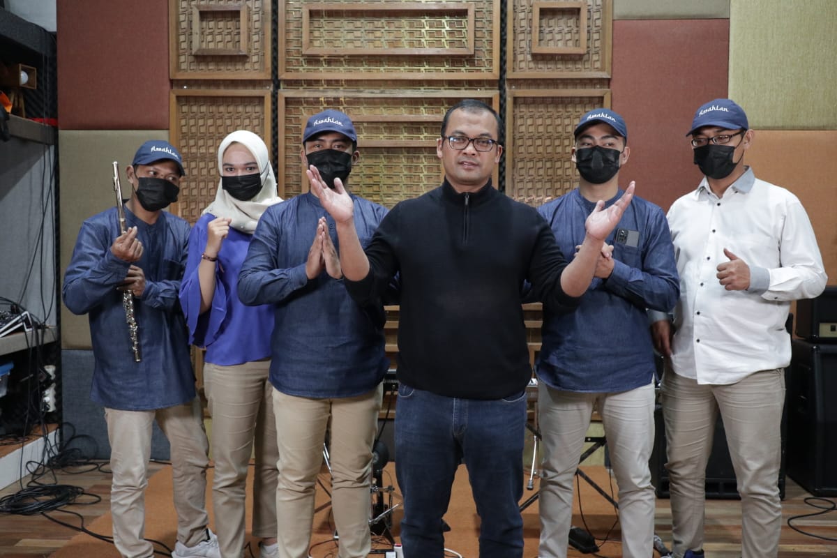 Pencipta lagi 'Kembang Duka', dr. Khoirul Hadi, SpKK (tengah) dan anggota kelompok band Assahlan.