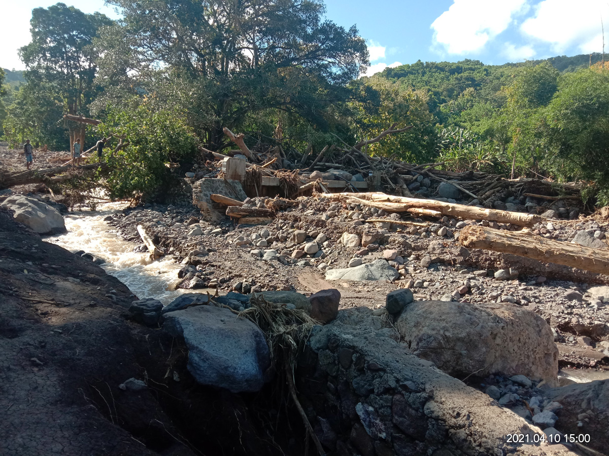 Kerusakan akibat banjir bandang di Pulau Adonara, Nusa Tenggara Timur. 