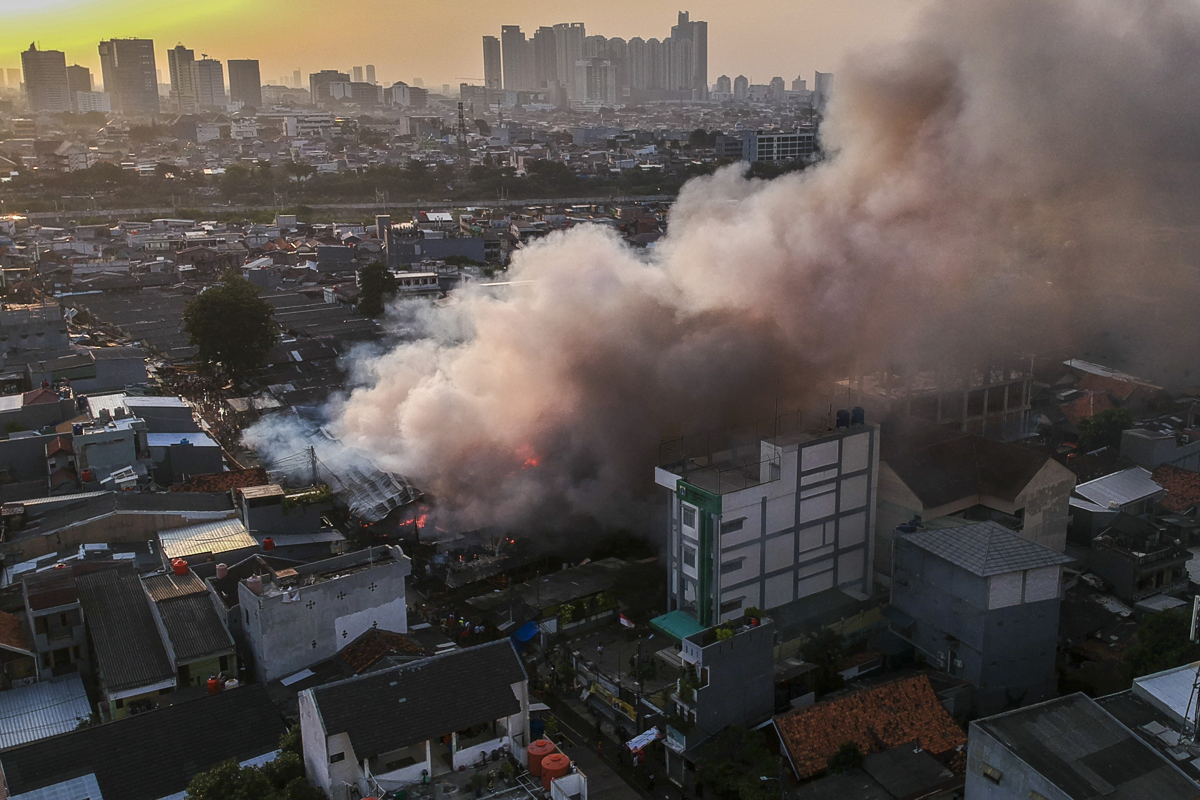 136 Lapak dan 40 Kios Pasar Kambing Ludes Terbakar