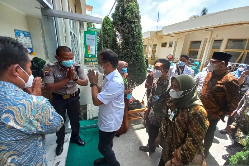 Menkes RI saat meresmikan dan melakukan peninjauan langsung RSOMH di Bukittinggi, hari ini.