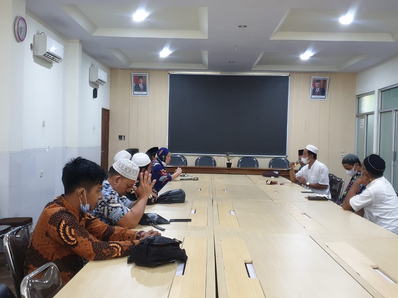 Rombongan Partai NasDem dalam salah satu safari Ramadannya ke pesantren.