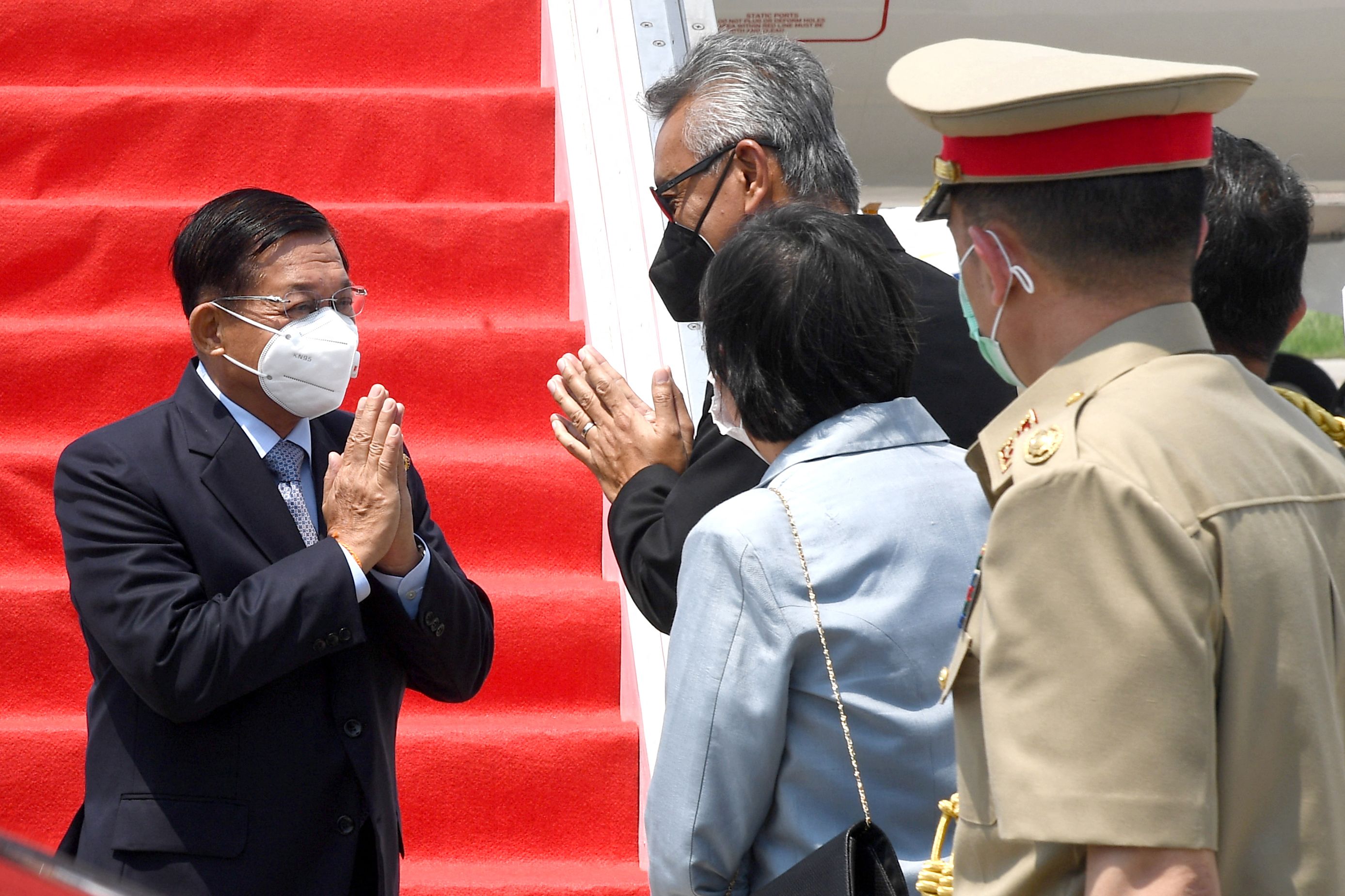 Pemimpin junta militer Myanmar Jenderal Min Aung Hlaing mendarat di Bandara Internasional, Soekarno-Hatta, Tangerang, Sabtu (24/4).  