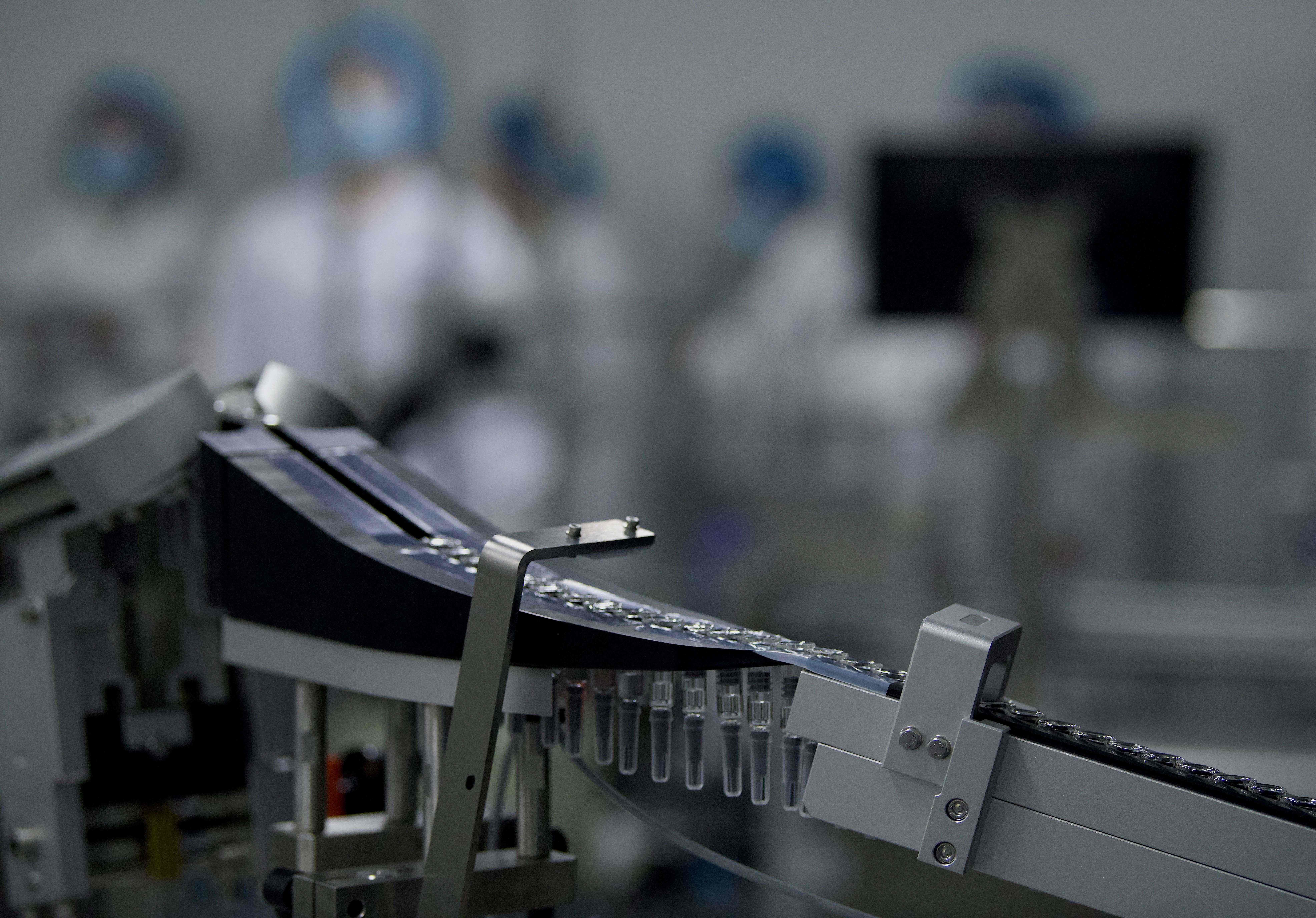 Vaksin covid-19 Sinopharm diperlihatkan dalam media tour oleh State Council Information Office (SCIO) di Beijing, Jumat (26/2/2021).