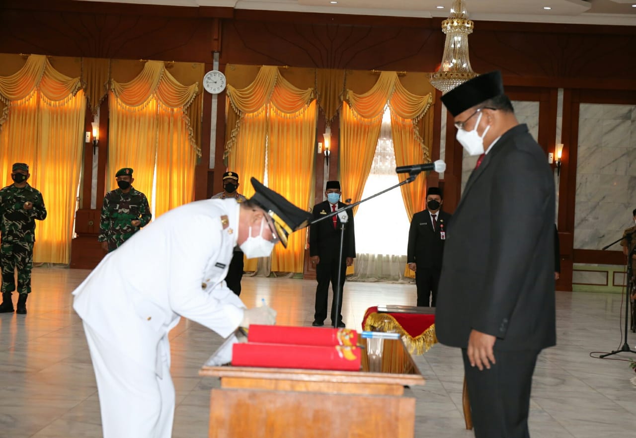 Pj Gubernur Kalsel Safrizal ZA (kanan) melantik pasangan Bupati-Wakil Bupati Kotabaru, Sayed Jafar - Andi Rudi.