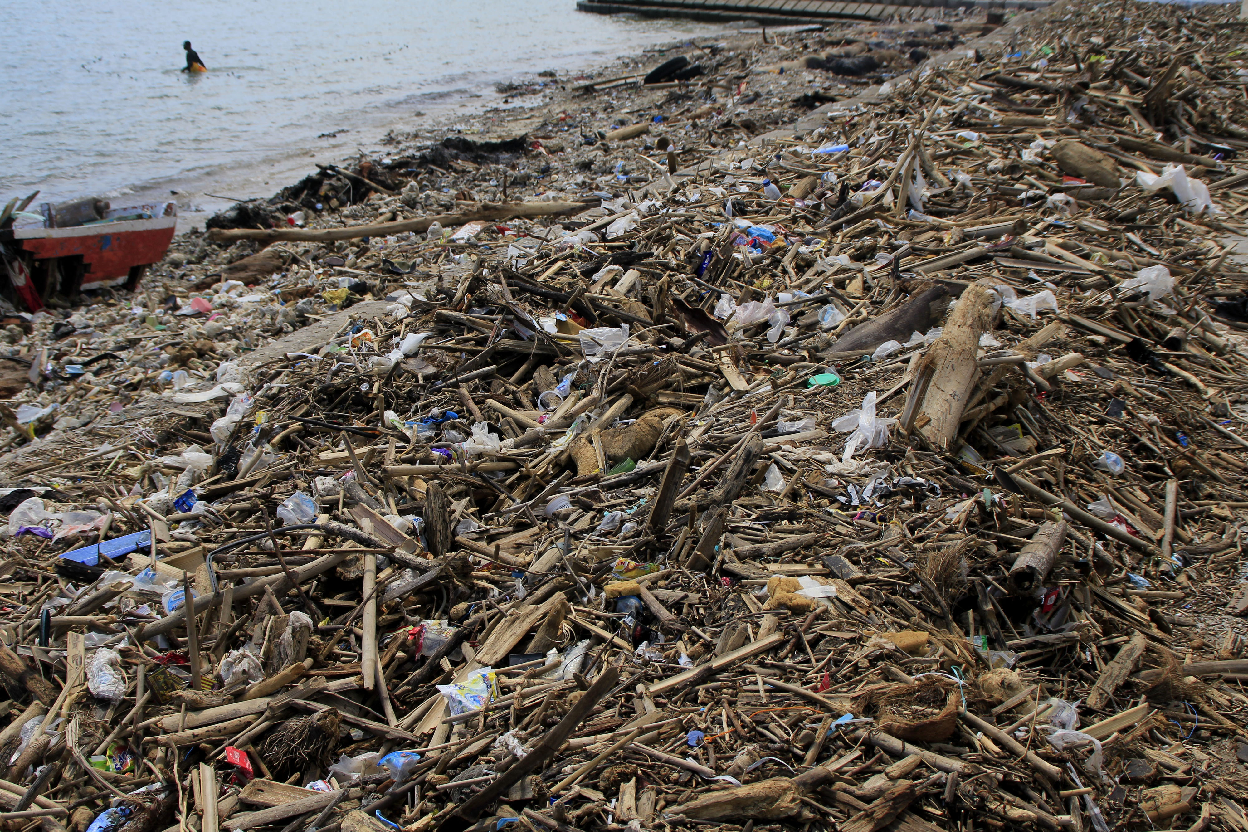 Tumpukan sampah plastik dan kayu menutupi kawasan 