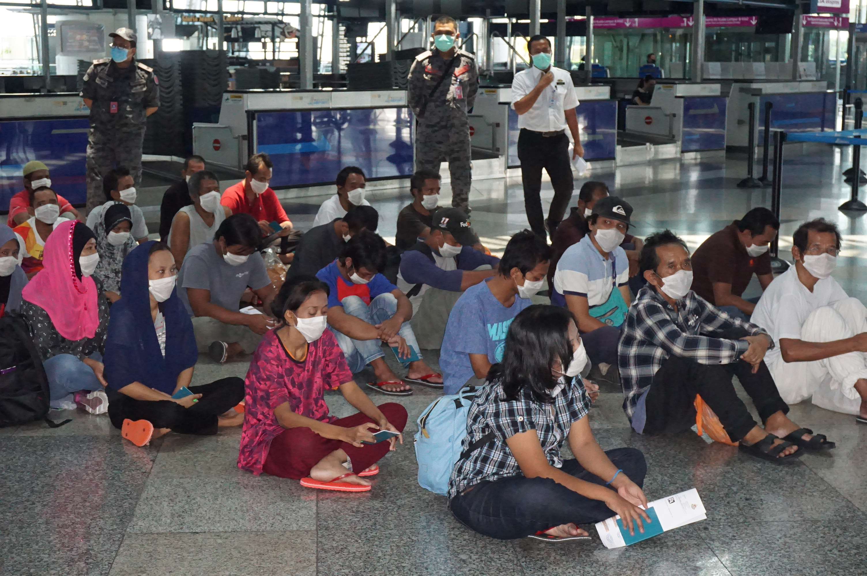 Sejumlah Tenaga Kerja Indonesia (TKI) ilegal dari berbagai tahanan Imigrasi di Semenanjung Malaysia berada di Bandara Kuala Lumpur.