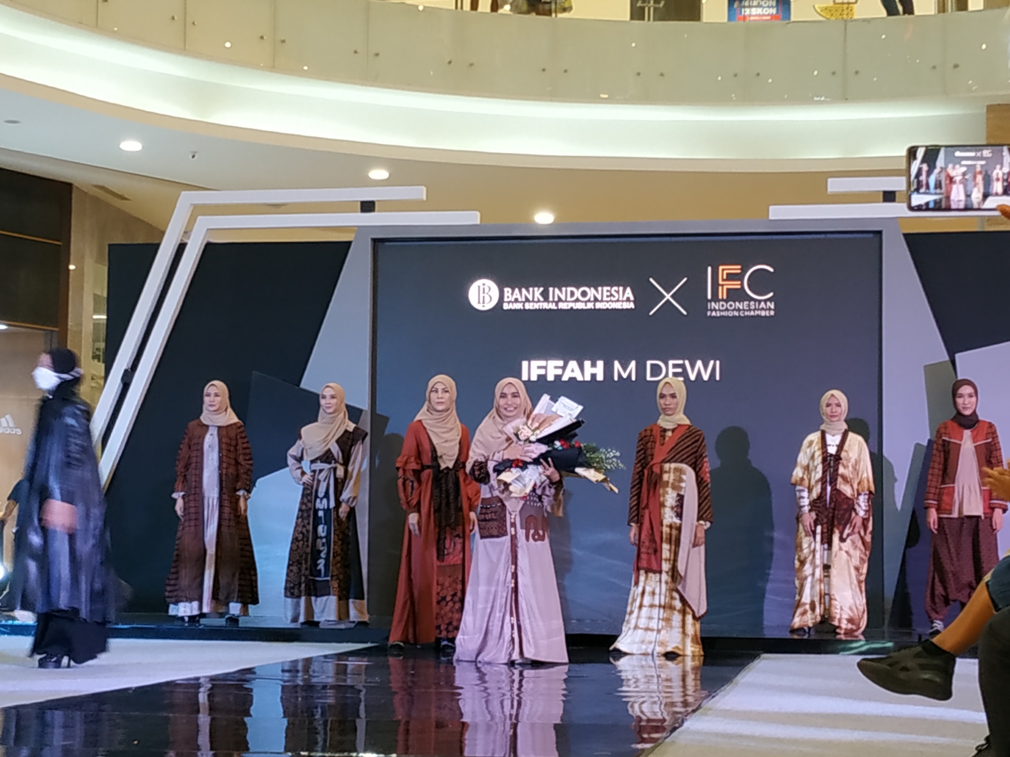 Busana muslim dengan material batik