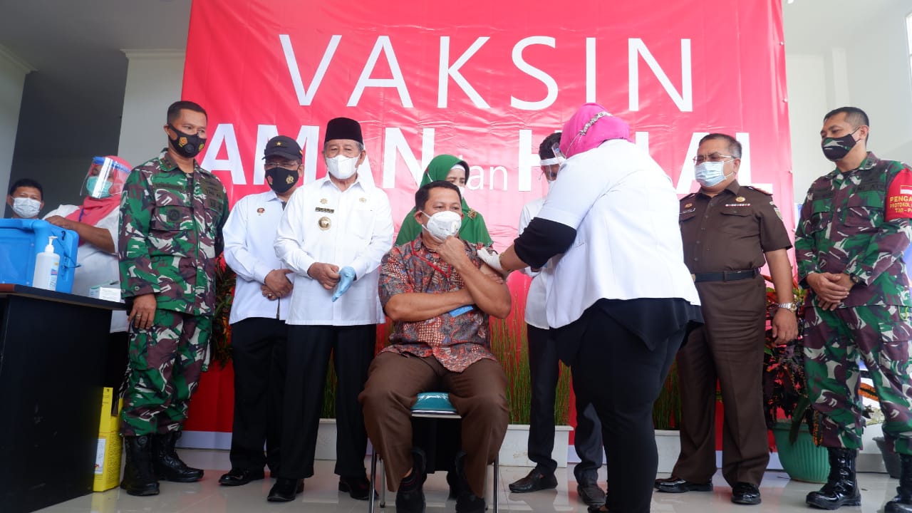 Gubernur Maluku Utara KH Abdul Gani Kasuba dan sejumlah Forkompinda meninjau pelaksanaan vaksinasi covid-19.