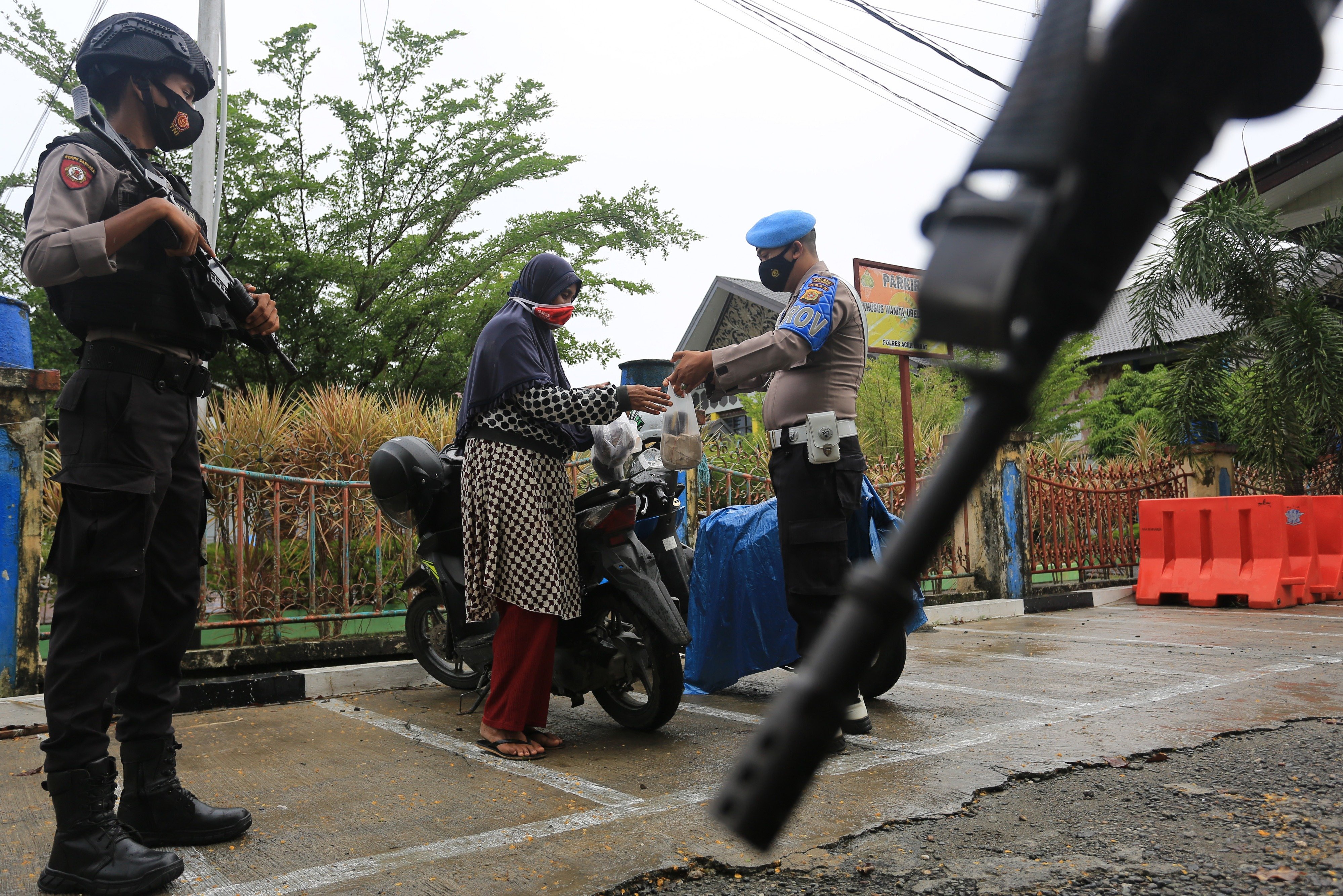 Personel Polres Aceh Barat melakukan pemeriksaan terhadap pengunjung di gerbang pintu masuk Mapolres Aceh Barat, Aceh, Kamis (1/4).