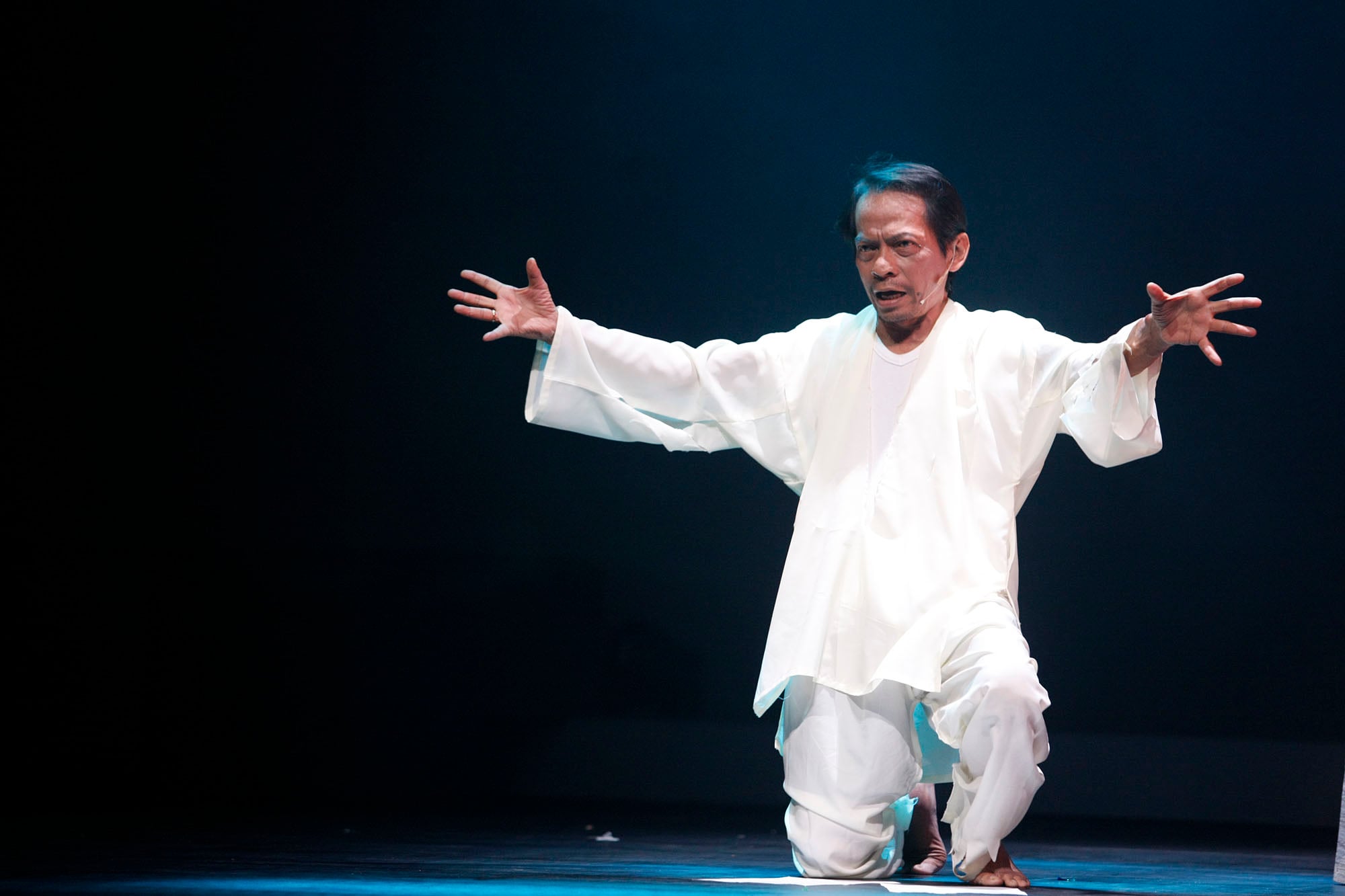 Penyair Radhar Panca Dahana membaca puisi pada pementasan puisi teatrikal bertajuk 