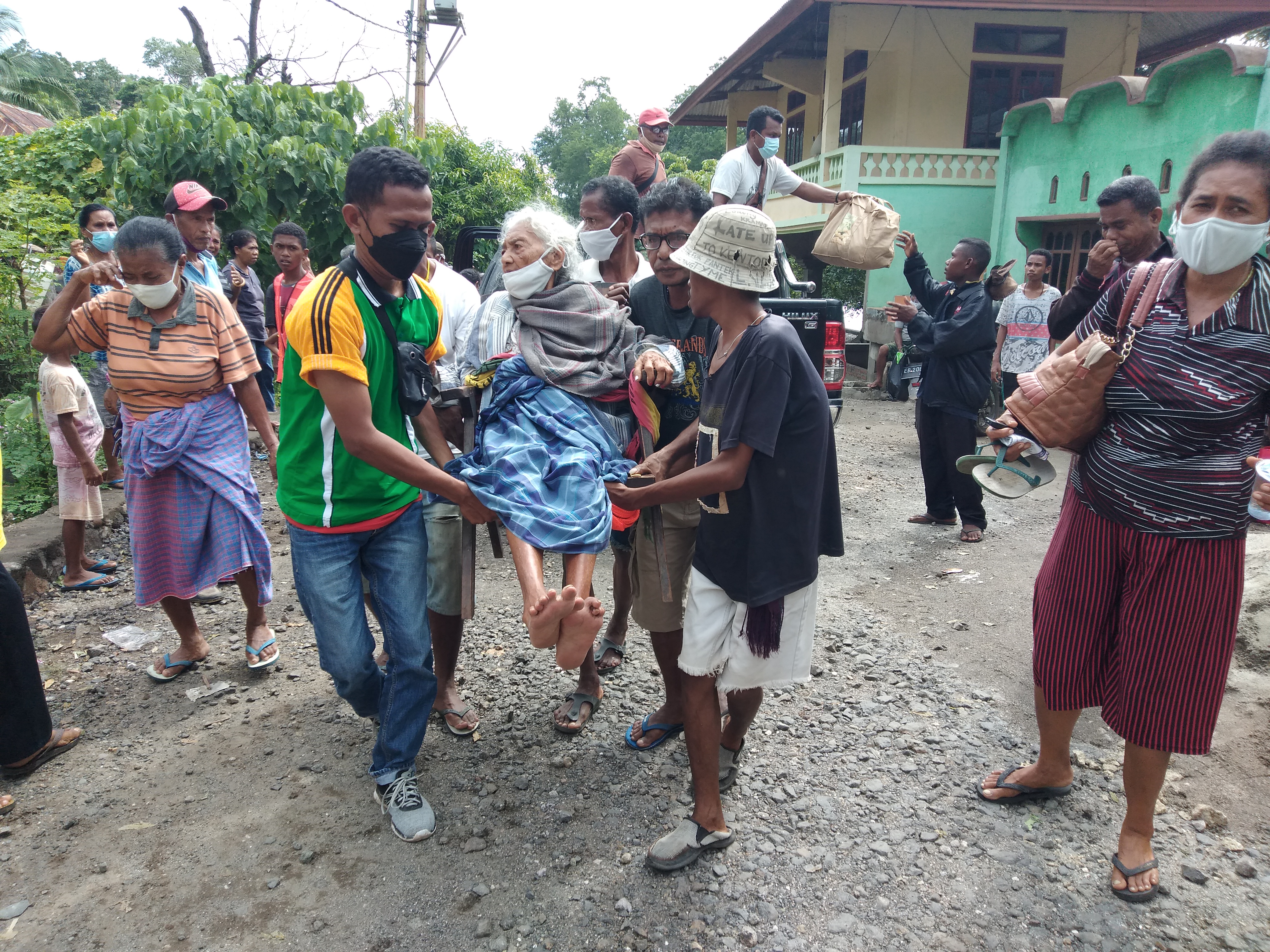 Warga mengevakuasi lansia ke lokasi pengungsian di dalam kota Lewoleba, Kabupaten Lembata,NTT Rabu (7/4).