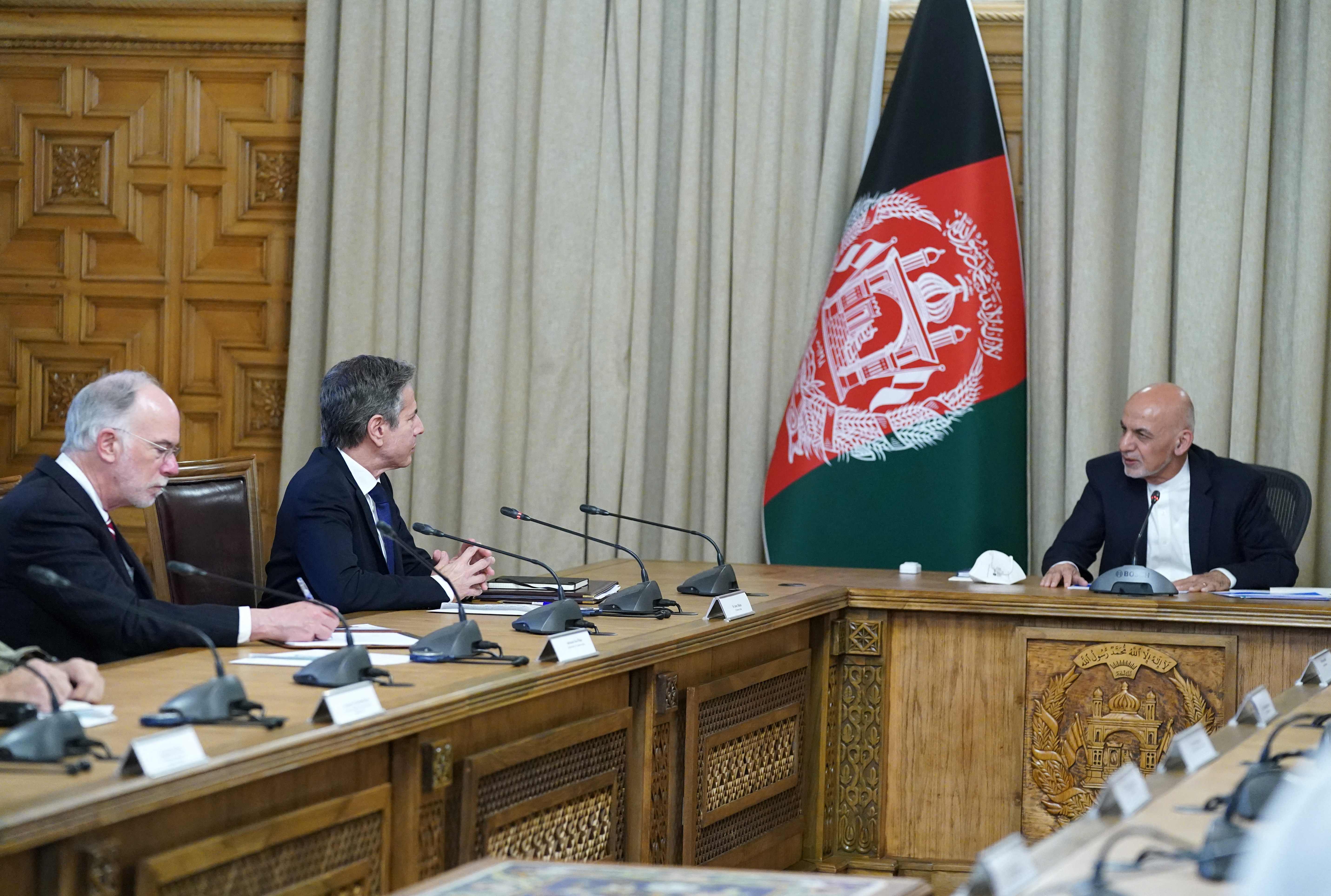 Mentlu AS Antony Blinken (kedua dari kiri) berbicara dengan Presiden Afghnanistan Ashraf Ghani (kanan) di Kabul, Afghanistan, Kamis (15/4). 