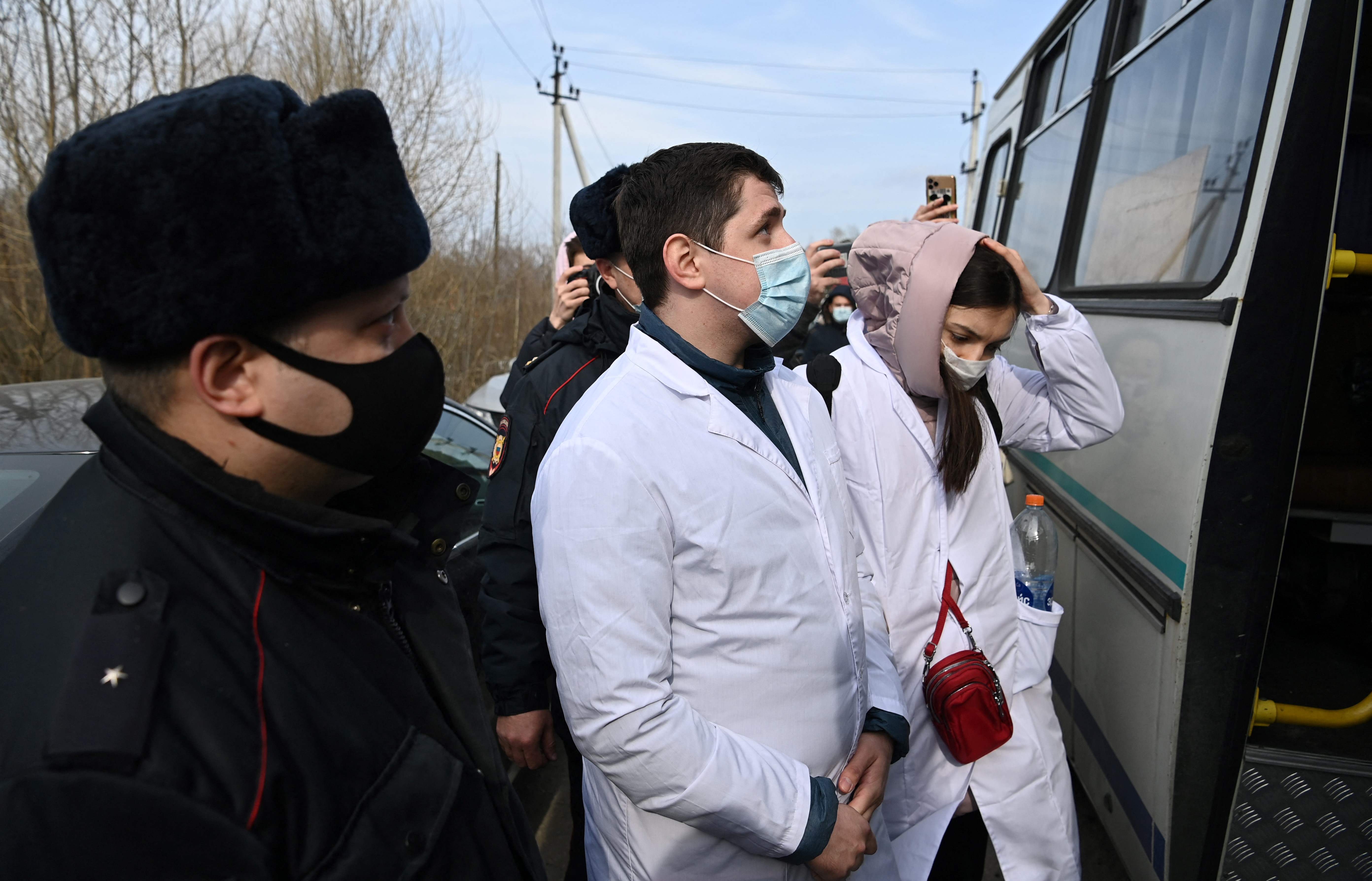 Polisi menangkap pendukung Alexei Navalny setelah melakukan aksi protes di depan koloni penjara di Kota Pokrov, Rusia.