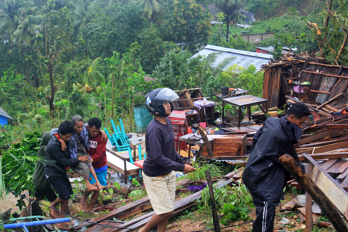  Ribuan rumah penduduk di Kota Kupang, Nusa Tenggara Timur rusak berat dan roboh akibat siklon Seroja, Senin (5/4/2021).