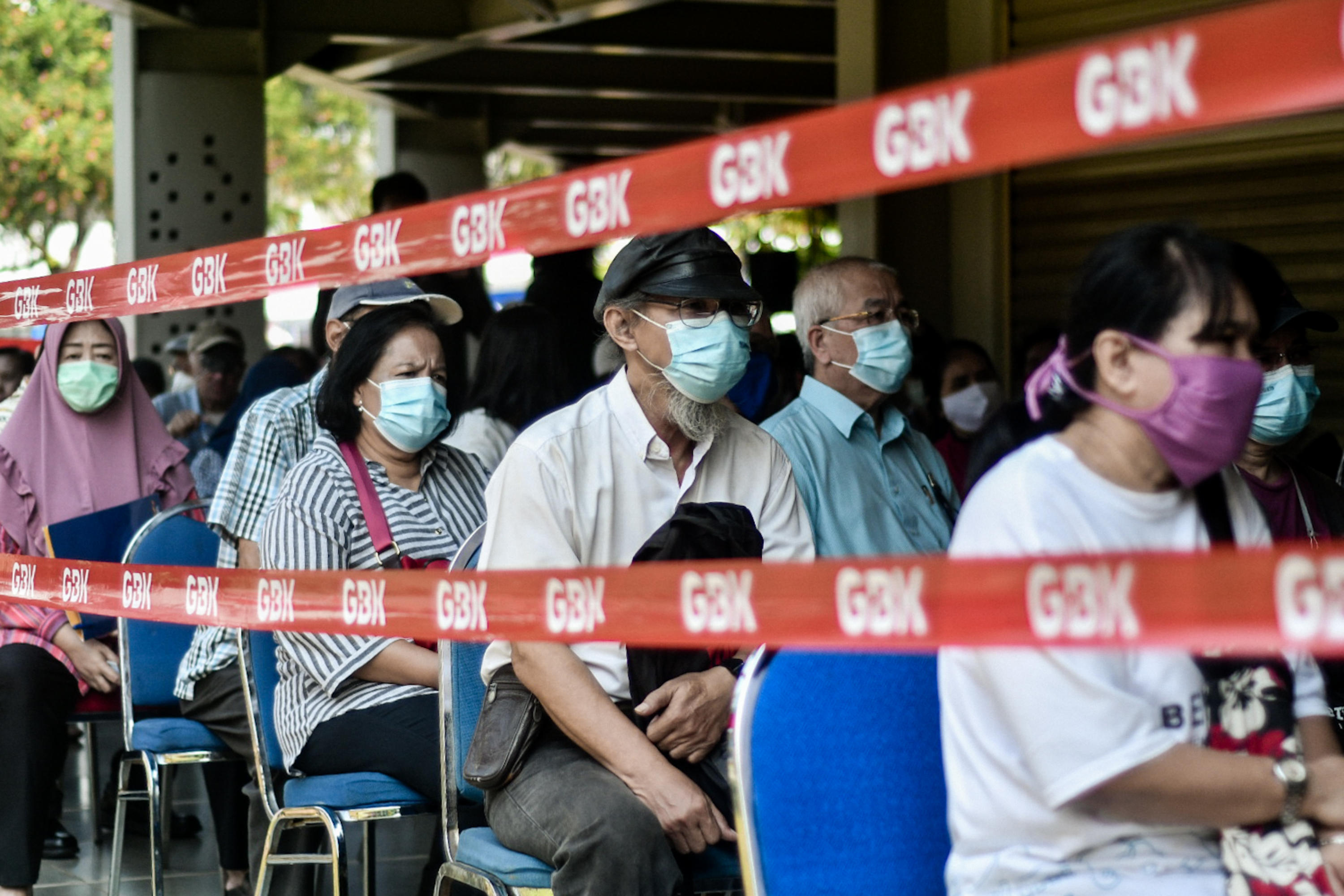 Warga lansia mengantri untuk menerima vaksin saat kegiatan Sentra Vaksinasi Bersama Covid-19 di Istora Senayan, Jakarta