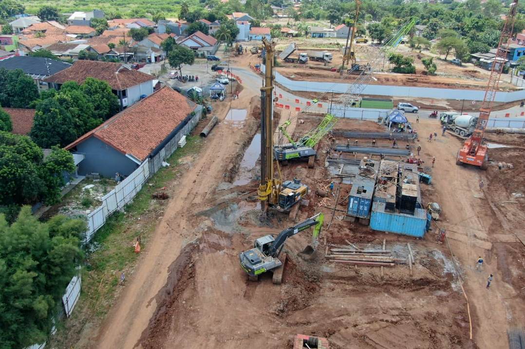Alat berat untuk pengerjaan struktur jembatan raya Serpong jalan tol Serbaraja.