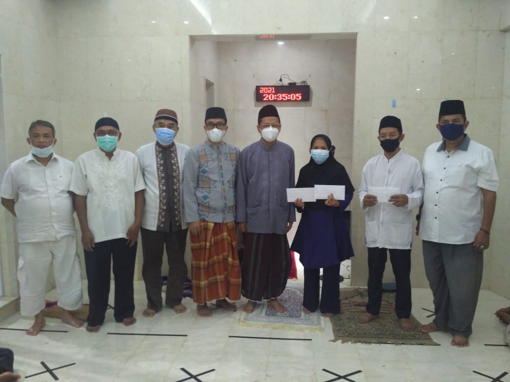 Jamaah musala Al-Garuda memberikan santunan kepada anak yatim dan dhuafa, Rabu (28/4)