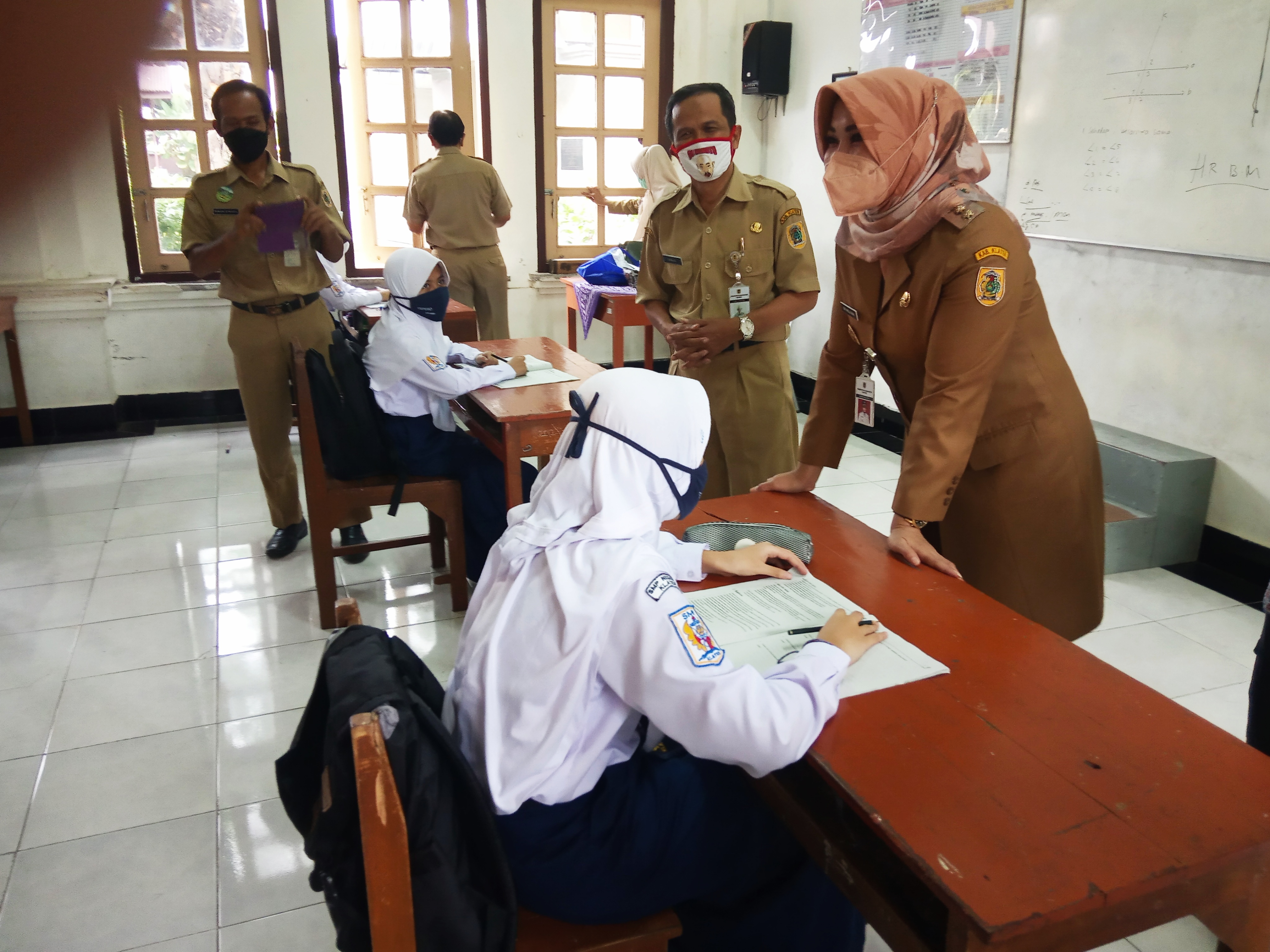 Bupati Sri Mulyani memantau pelaksanaan uji coba PTM di SMPN 2 Klaten, Selasa (6/4/2021). 
