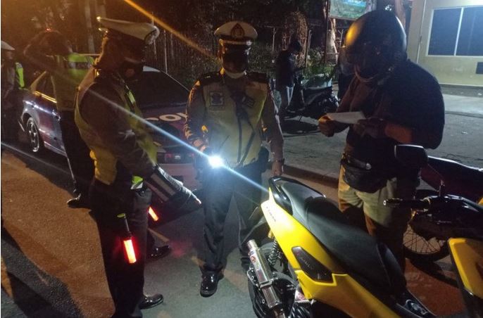 Penindakan tilang kepada pengendara yang menggunakan knalpot bising di wilayah Cempaka Putih, Jakarta, Senin (19/4).