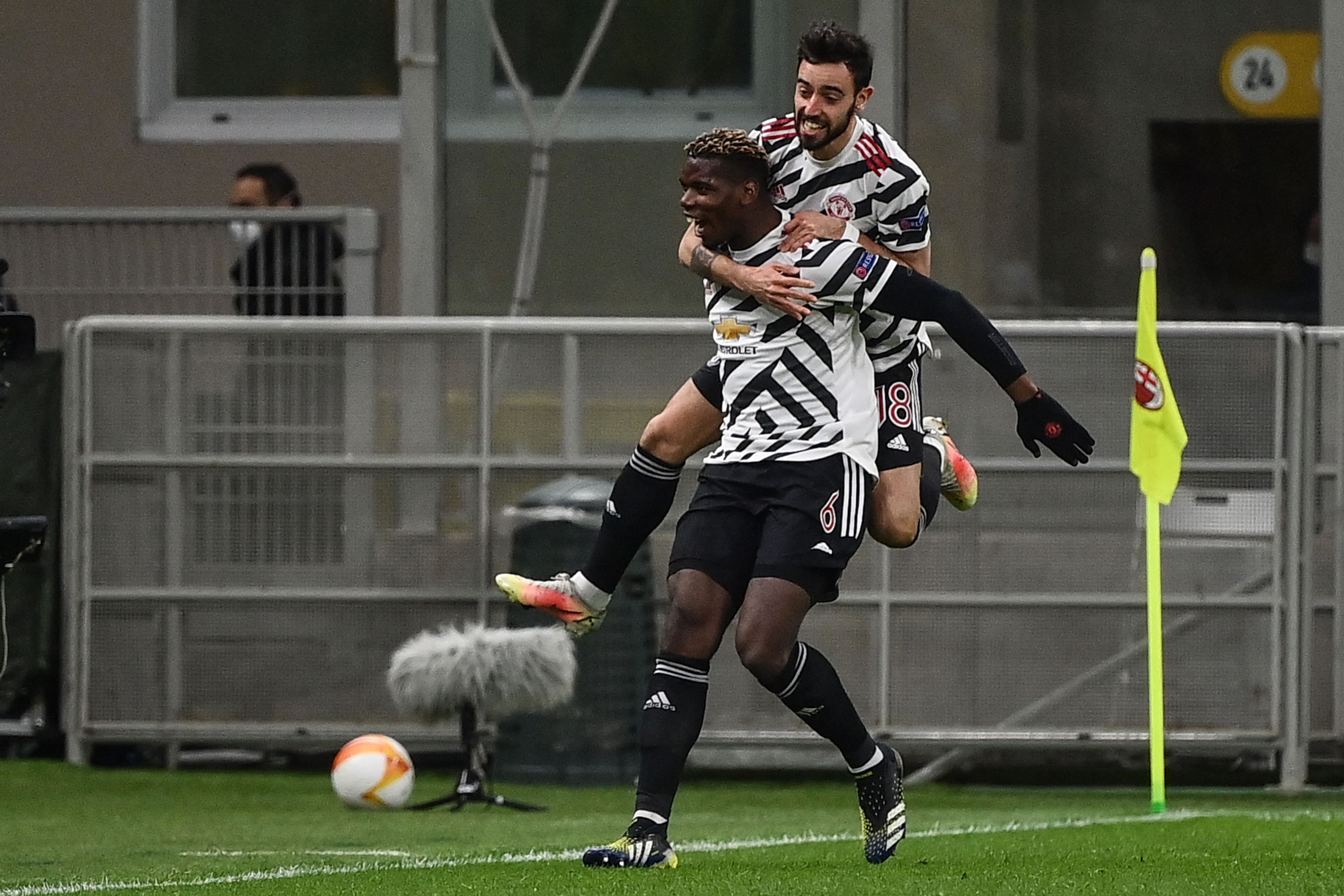 Paul Pogba Merayakan gol bersama Bruno Fernandes