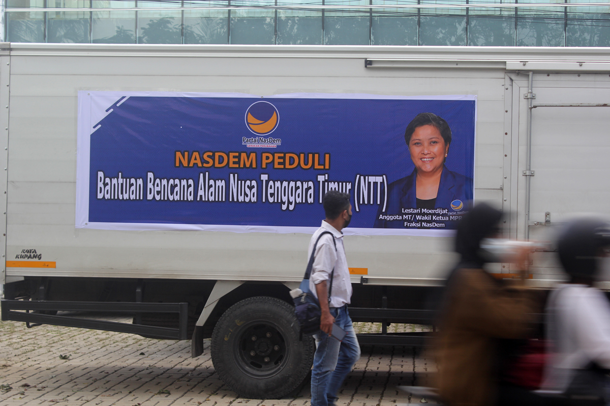 Sejumlah elemen mengirimkan bantuan bencana NTT, namun distribusinya belum merata.