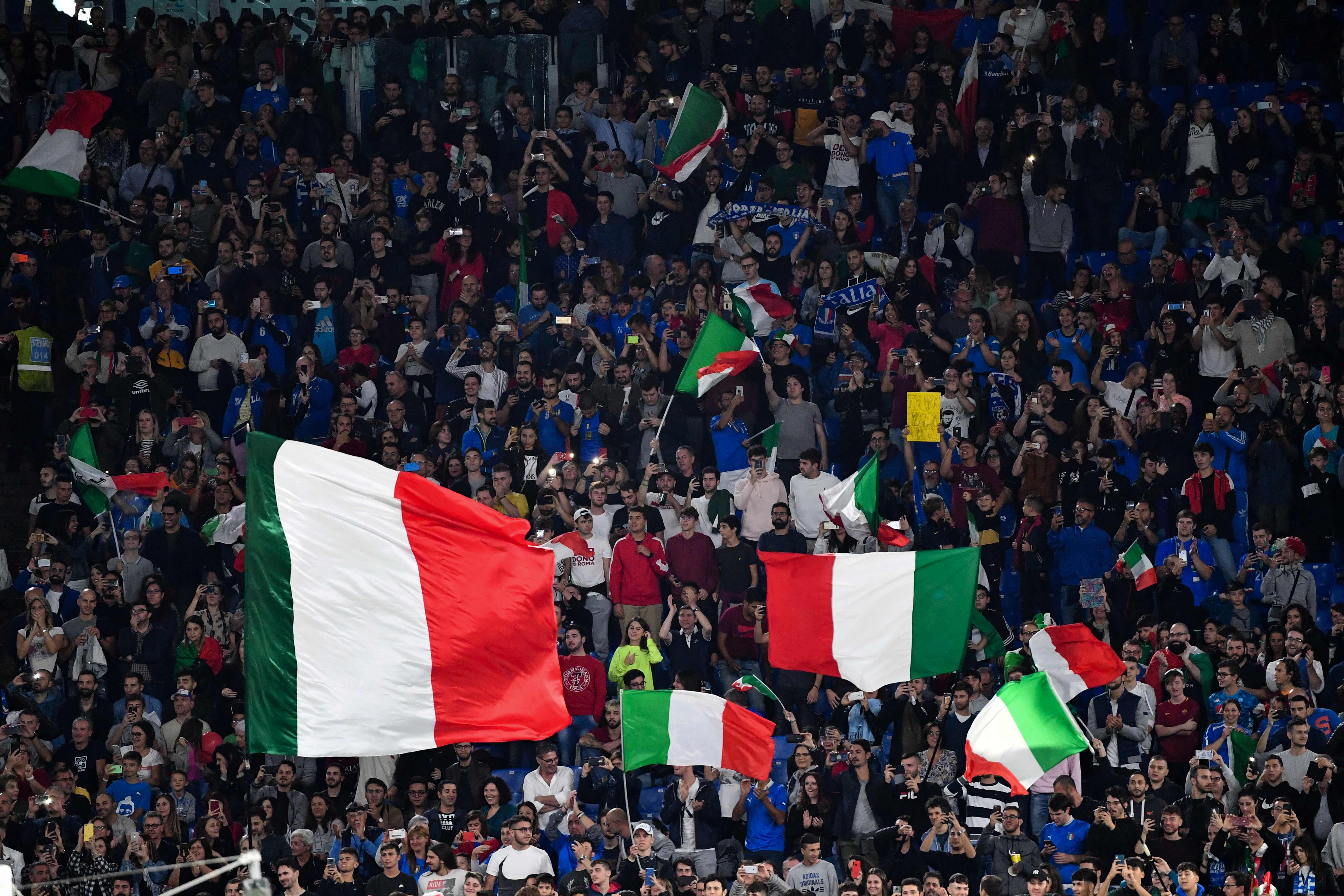 Pendukung Italia menonton laga kualifikasi Piala Eropa di Stadion Olimpico, Roma.