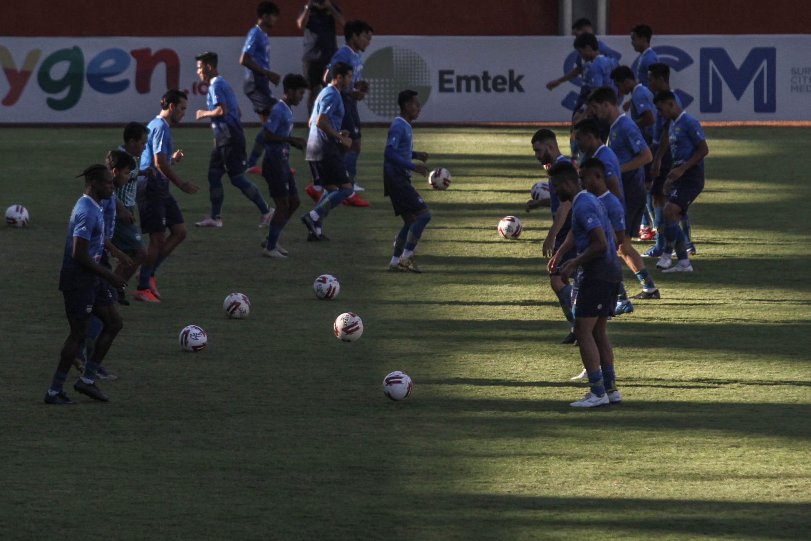 Pemain Persib Bandung mengikuti sesi latihan di Stadion Maguwoharjo, Sleman, DI Yogyakarta, Rabu (21/4).