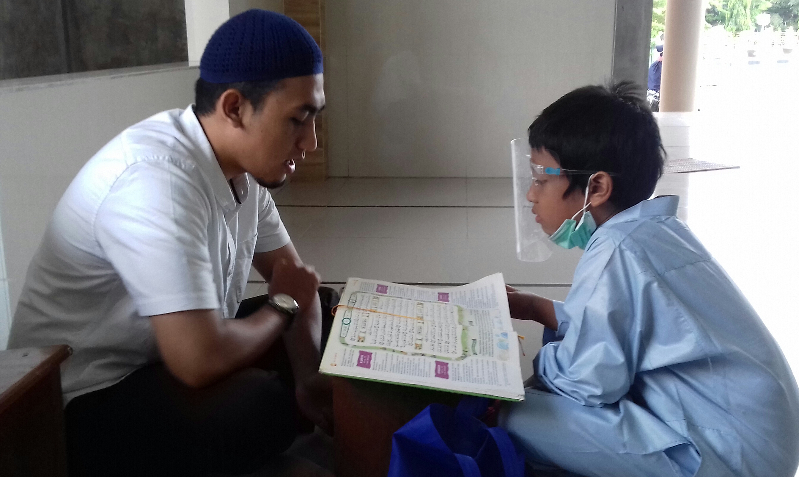 Seorang siswa belajar mengaji di Pidie, Aceh. Selama Ramadan anak sekolah wajib ikut pesantren kilat.