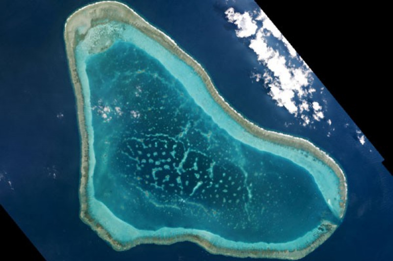 Foto satelit memperlihatkan sejumlah bangunan ilegal didirikan di Union Banks, Kepulauan Spratly, LCS, Kamis (1/4/2021) 