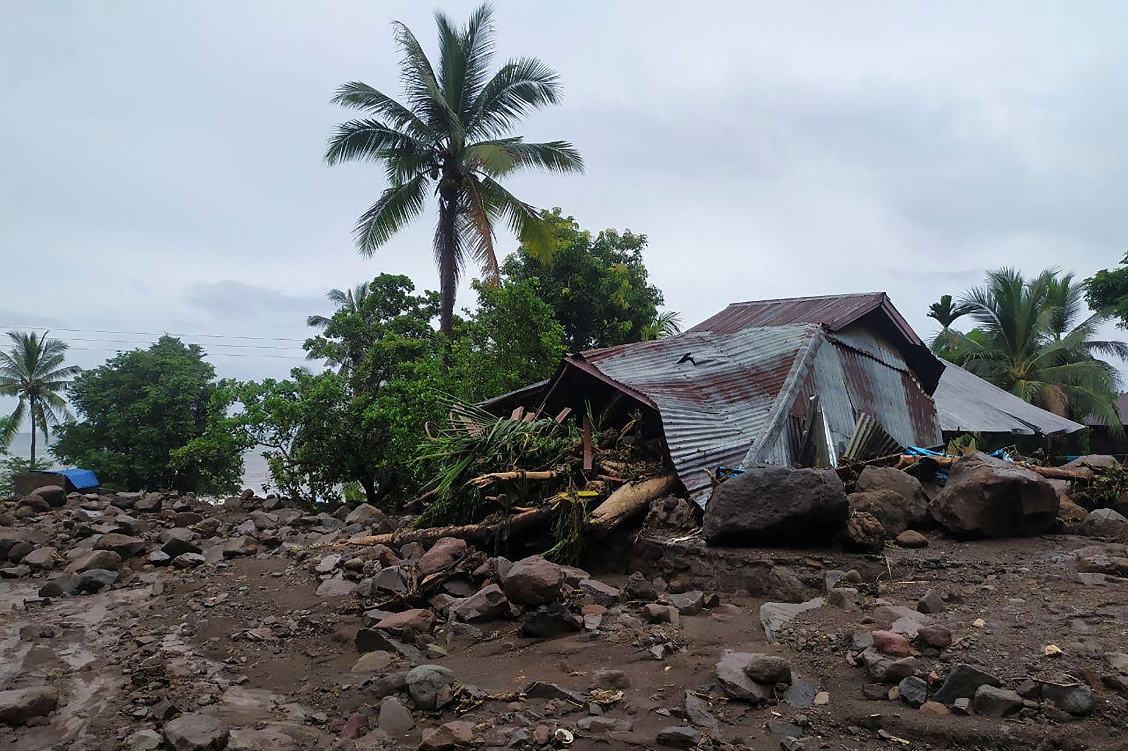 Sejumlah rumah hancur diterjang banjir bandang di Lembata, Flores, Nusa Tenggara Timur. Total korban meninggal dilaporkan 91 orang.