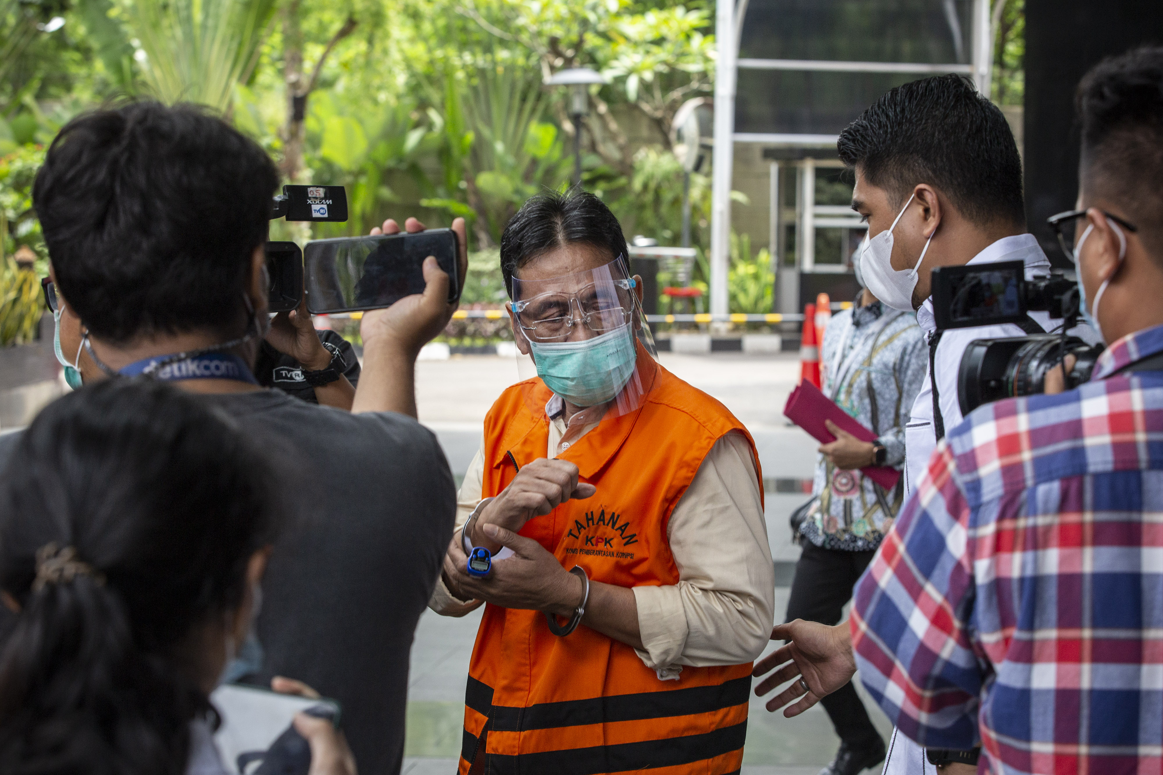 Tersangka mantan Anggota DPRD Jawa Barat Abdul Rozaq Muslim (tengah) usai menjalani pemeriksaan di gedung KPK, Jakarta, Kamis (25/3/2021)