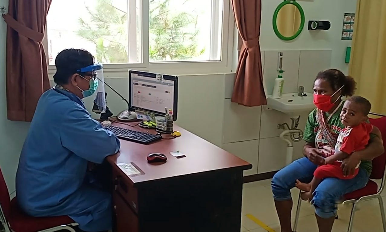 Seorang tenaga medis Klinik Asiki tengah melayani masalah kesehatan warga di Boven Digul