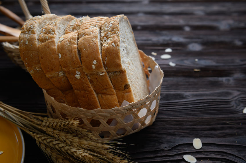 Pakar nutrisi Sonya Islam merekomendasikan roti tangkup whole grain dan telur rebus sebagai opsi menu sahur. 