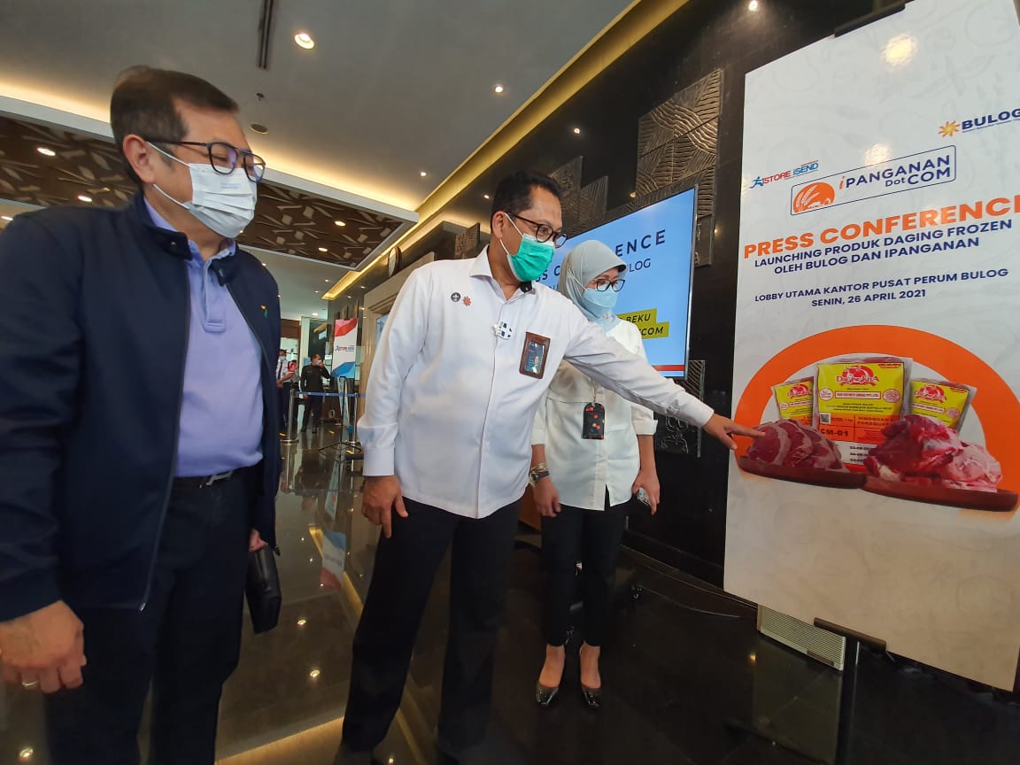 Dirut Perum Bulog Budi Waseso (tengah) menunjukkan daging kerbau beku yang dijual melalui belanja onlen.